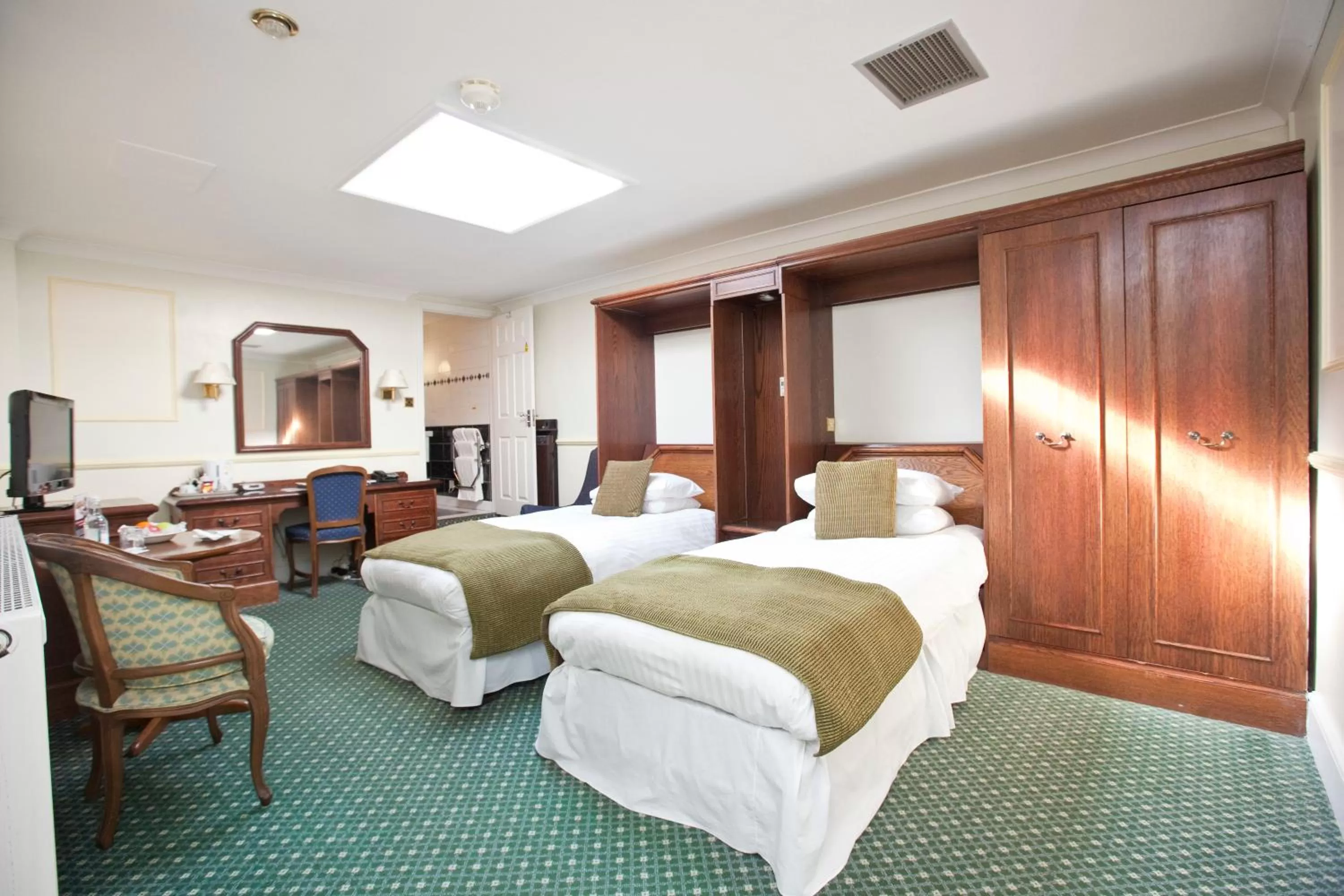 Photo of the whole room, Bed in Marygreen Manor