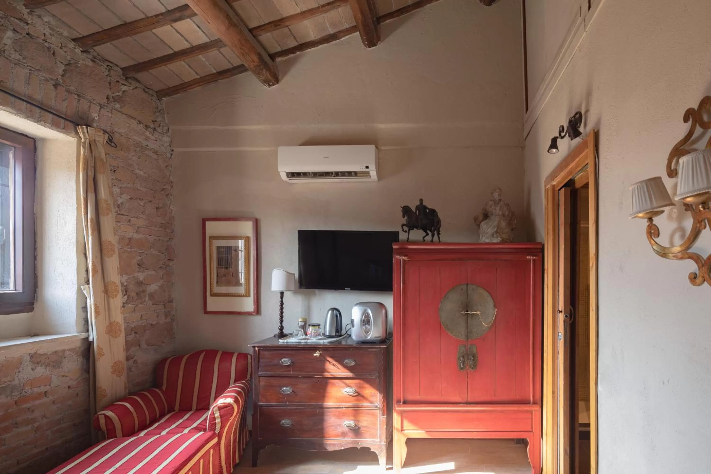 wardrobe, TV/Entertainment Center in Bed and Breakfast St. Martin