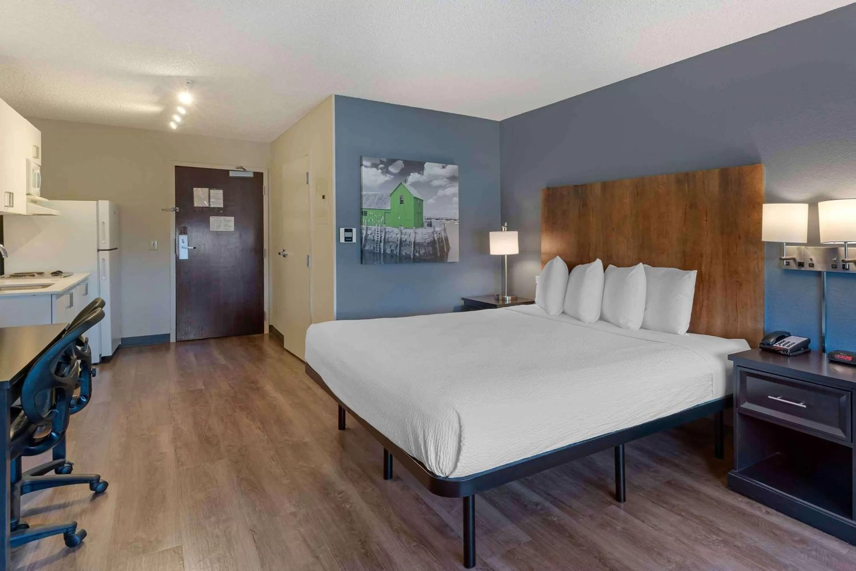 Bedroom, Bed in Extended Stay America Suites - Boston - Burlington