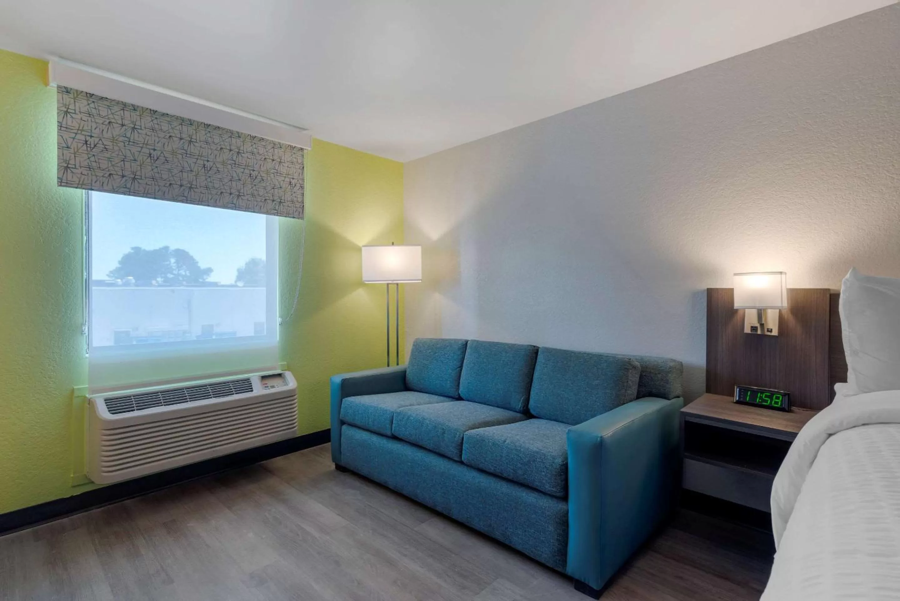 Photo of the whole room in Clarion Pointe McDonough