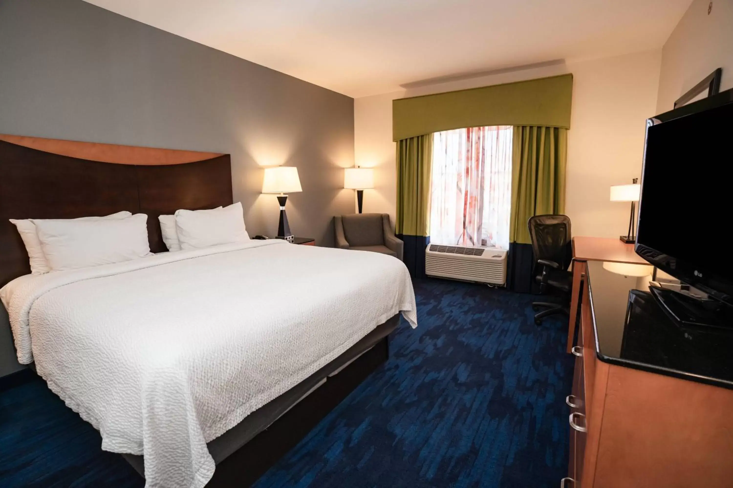 Photo of the whole room, Bed in Fairfield Inn & Suites by Marriott Kearney