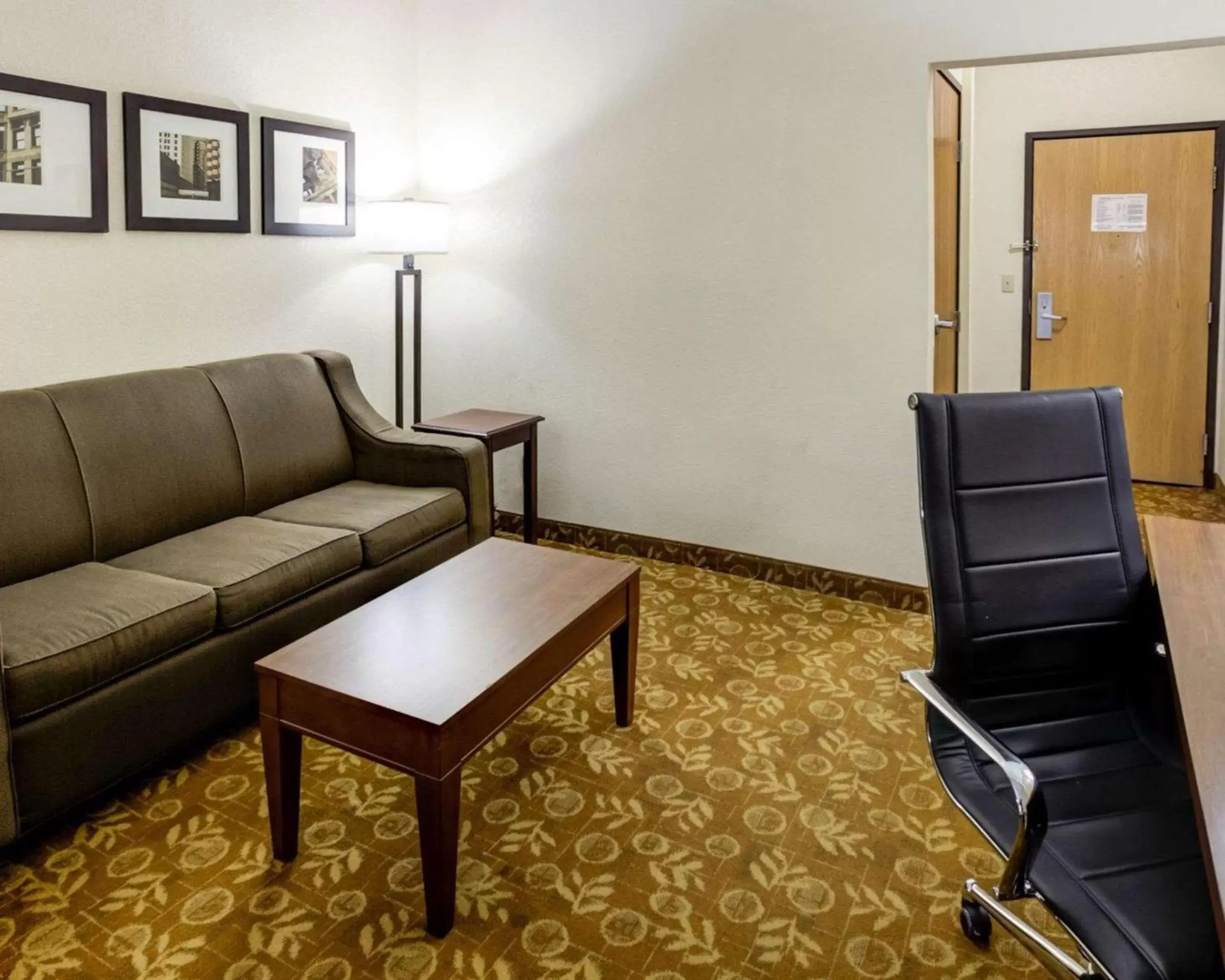 Photo of the whole room, Seating Area in Comfort Suites Kansas City