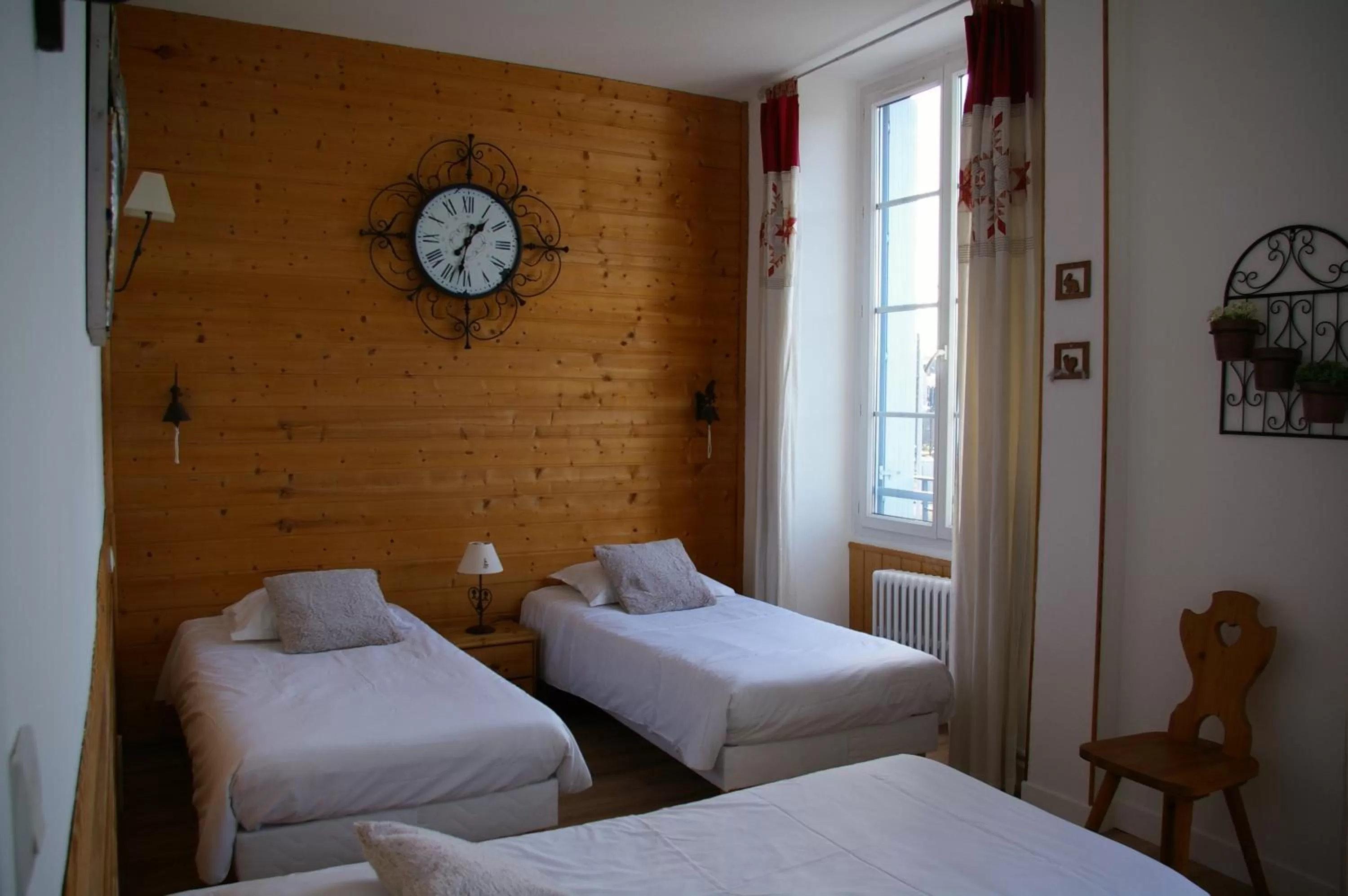 Bed in Hôtel de Bretagne - anciennement Queen Serenity Hotel