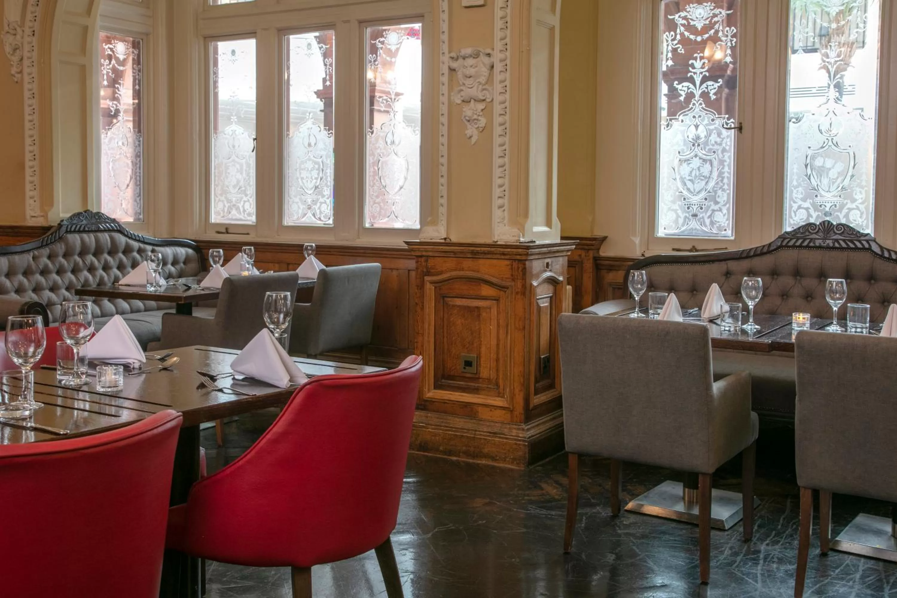 Restaurant/places to eat in The Crown London, WorldHotels Distinctive