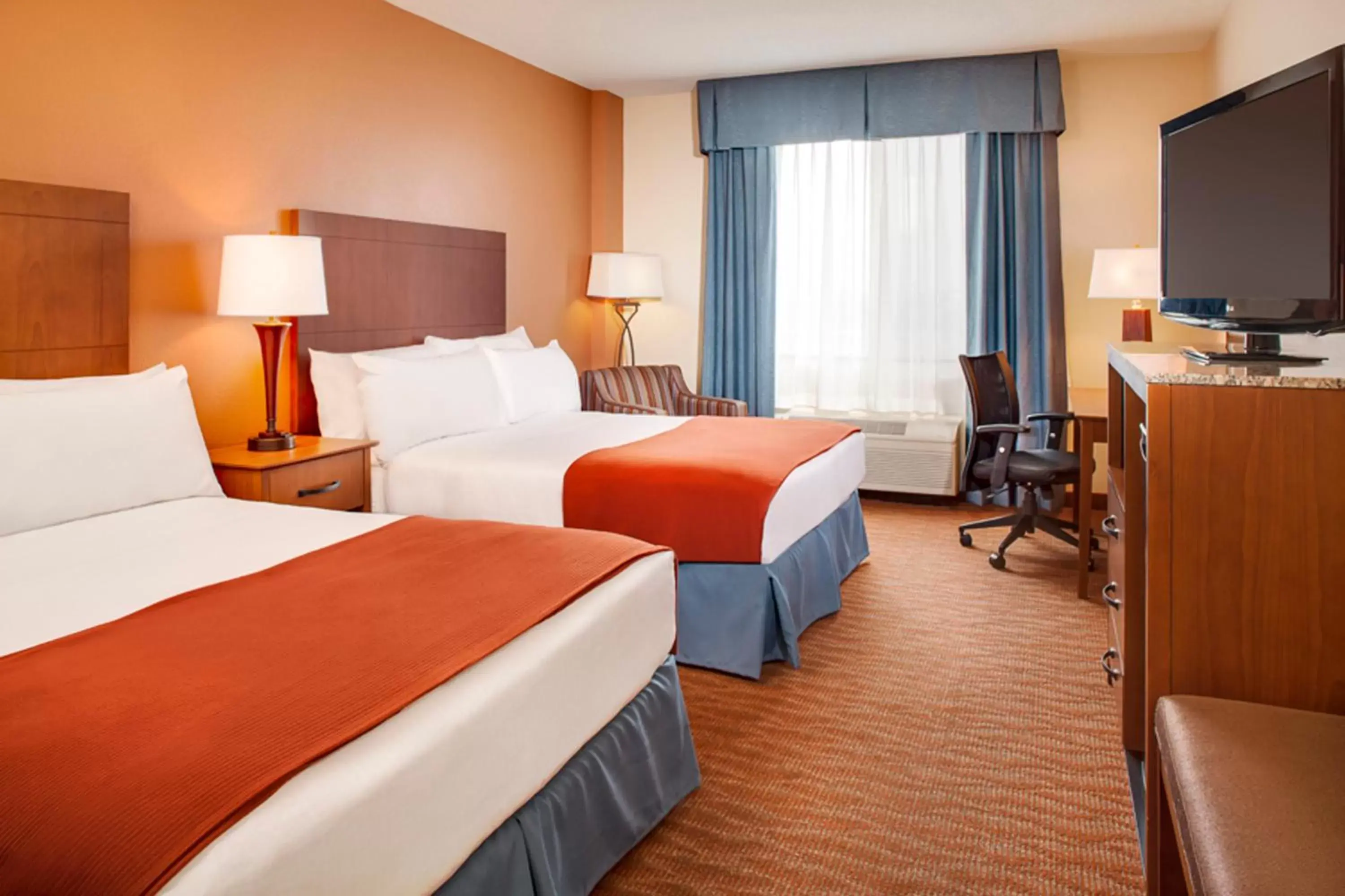 Photo of the whole room, Bed in Holiday Inn Express Hotel & Suites Coralville, an IHG Hotel