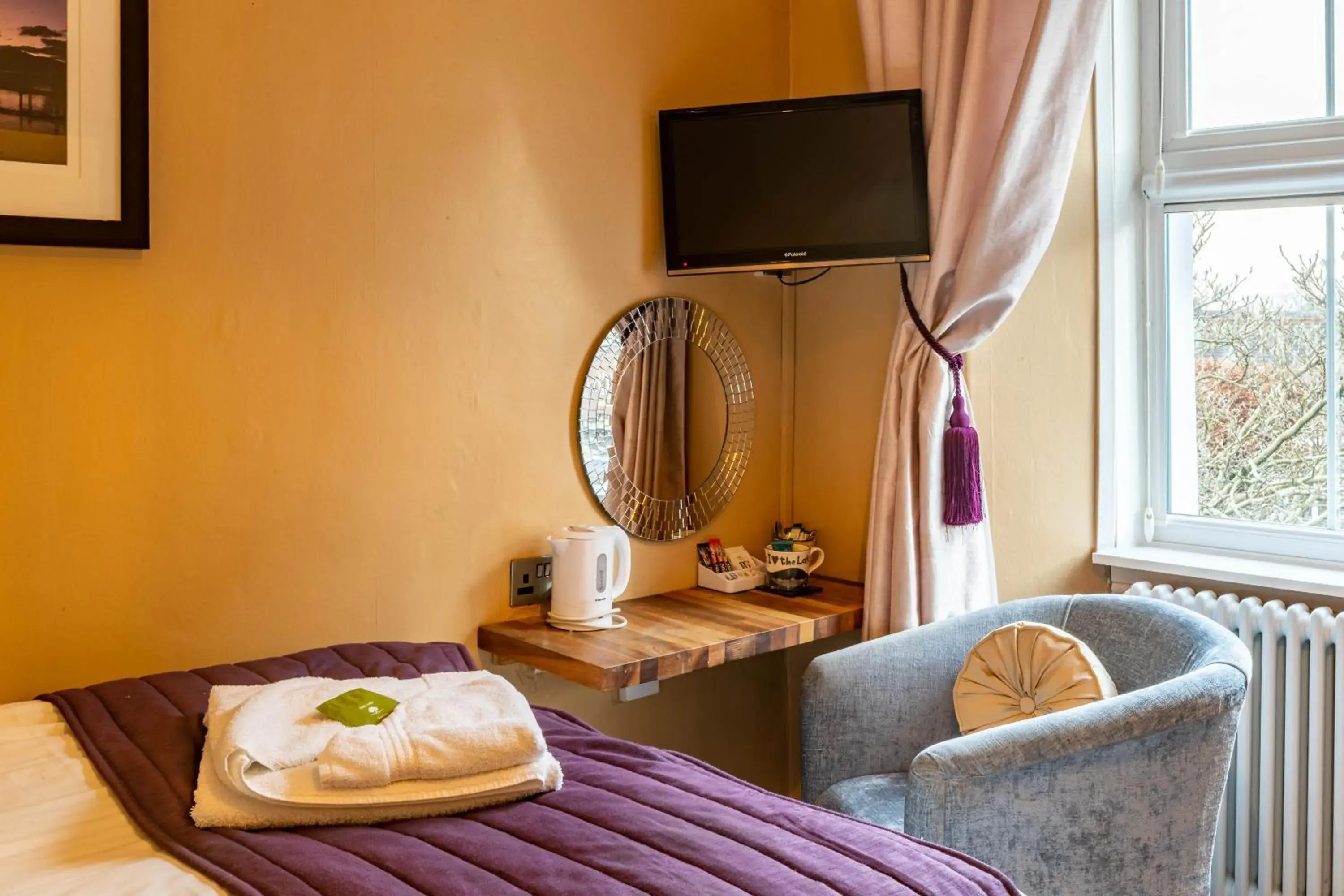 Large Single Room - single occupancy in Holly Lodge Guest House with FREE off site health club Large Single Room - single occupancy in Holly Lodge Guest House with FREE off site health club