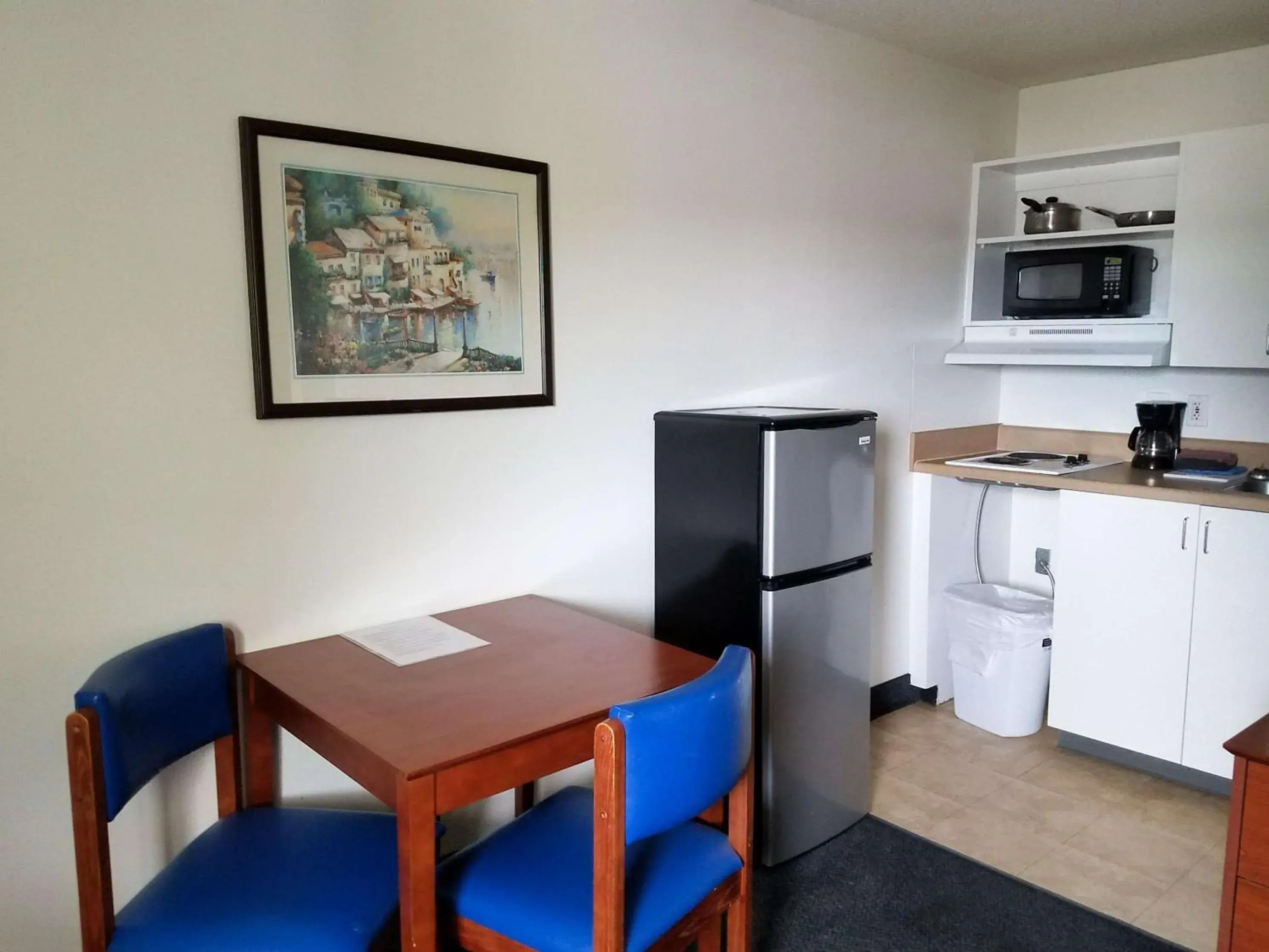 Photo of the whole room, Kitchen/Kitchenette in Motel 6-Fayetteville, NC - Fort Bragg Area