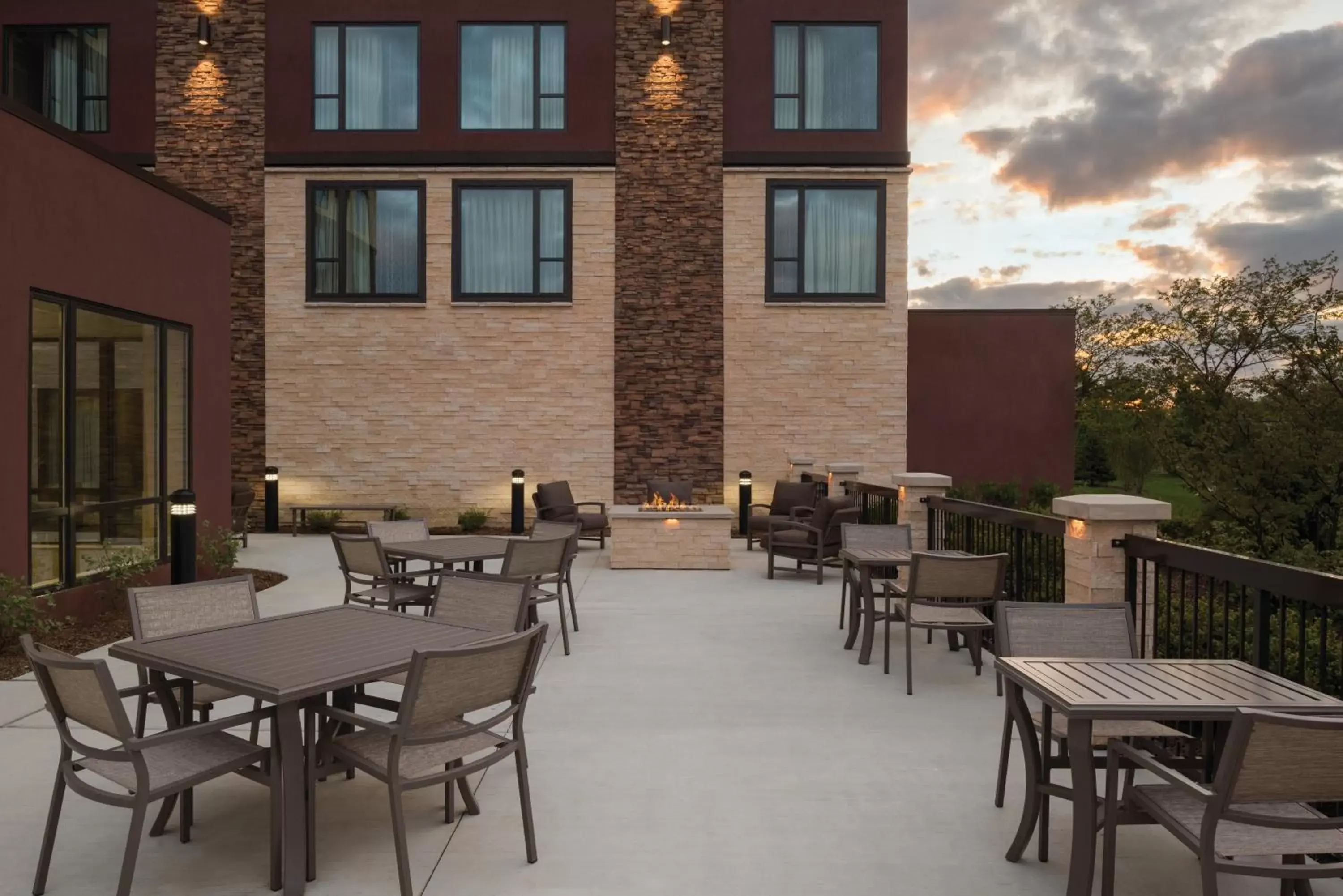 Patio, Restaurant/Places to Eat in Holiday Inn Chicago Schaumburg, an IHG Hotel