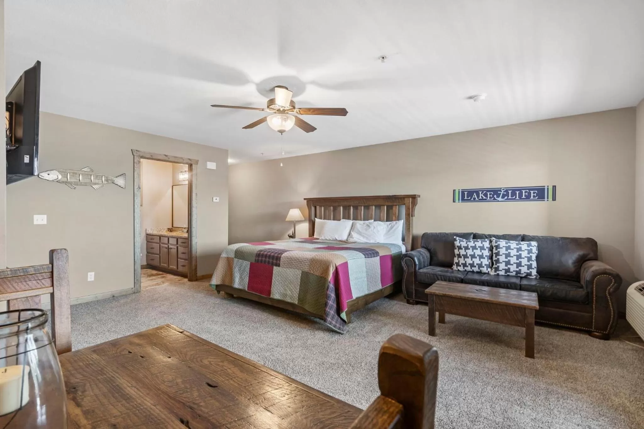 Photo of the whole room, Bed in Table Rock Resorts at Indian Point