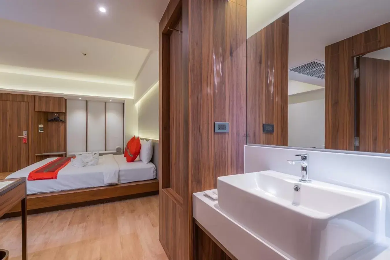 Photo of the whole room, Bathroom in True Siam Phayathai Hotel