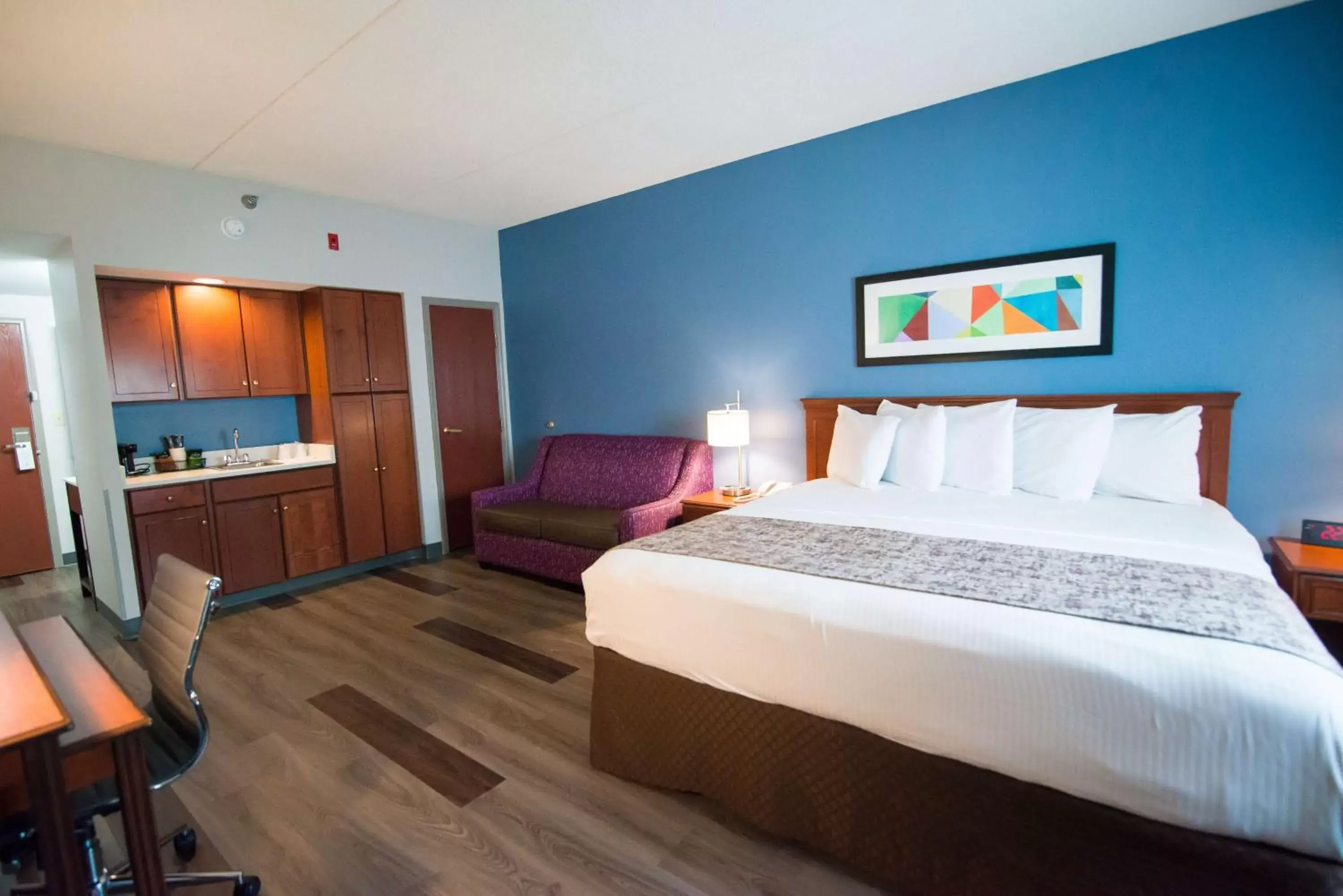 Photo of the whole room, Bed in SureStay Plus by Best Western Louisville Airport Expo