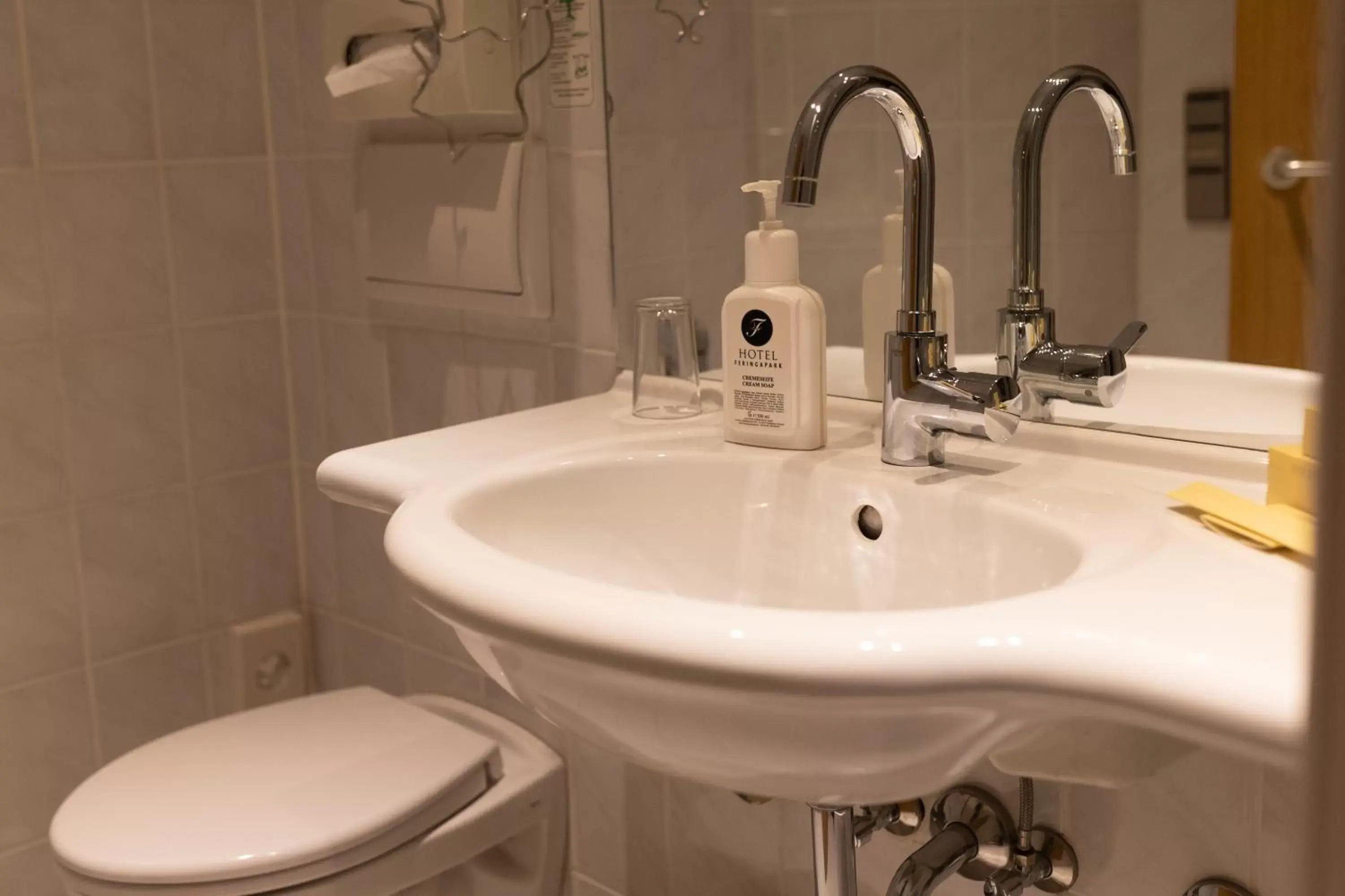 Bathroom in Feringapark Hotel Unterföhring