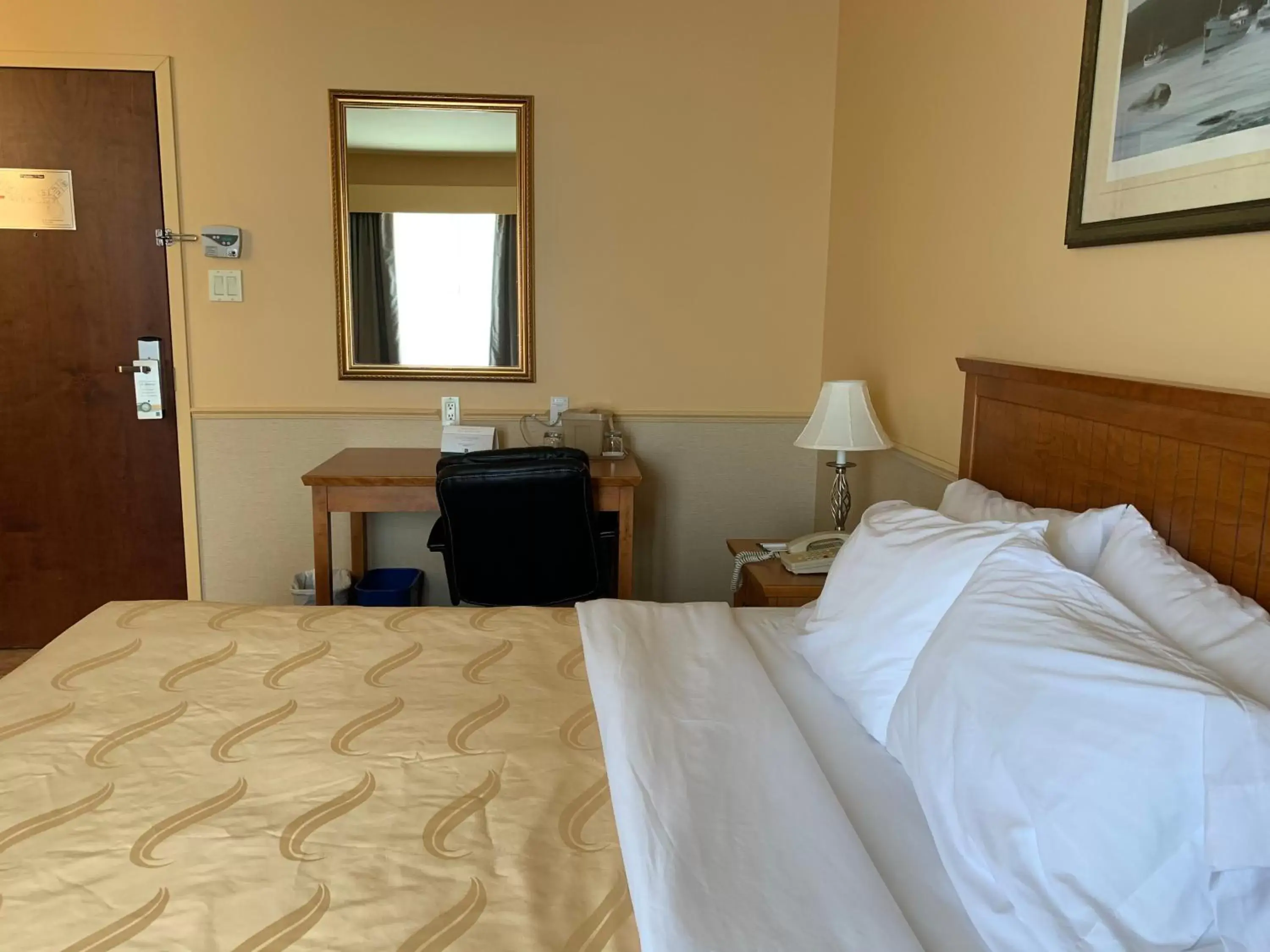 Bed in Quality Inn Riviere-Du-Loup