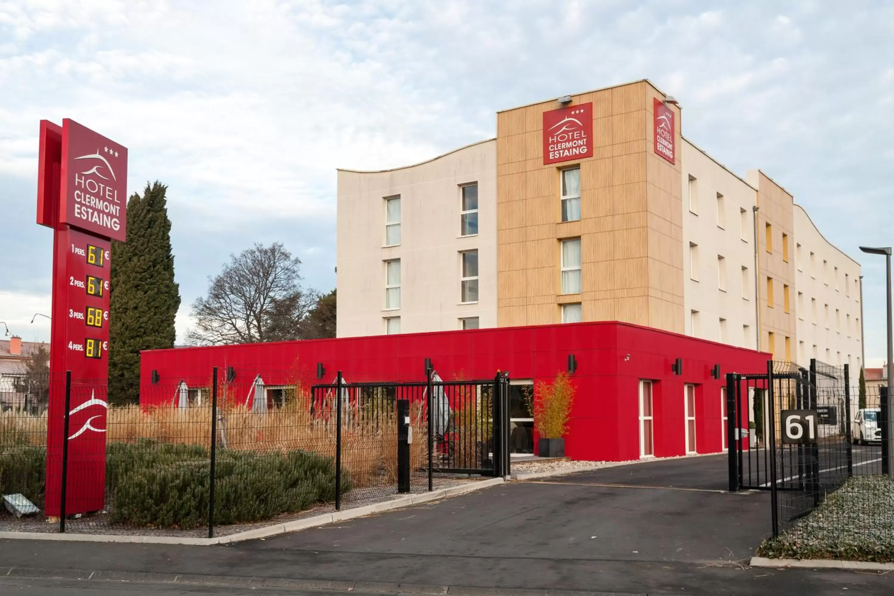 Facade/entrance, Property Building in Hotel Clermont Estaing