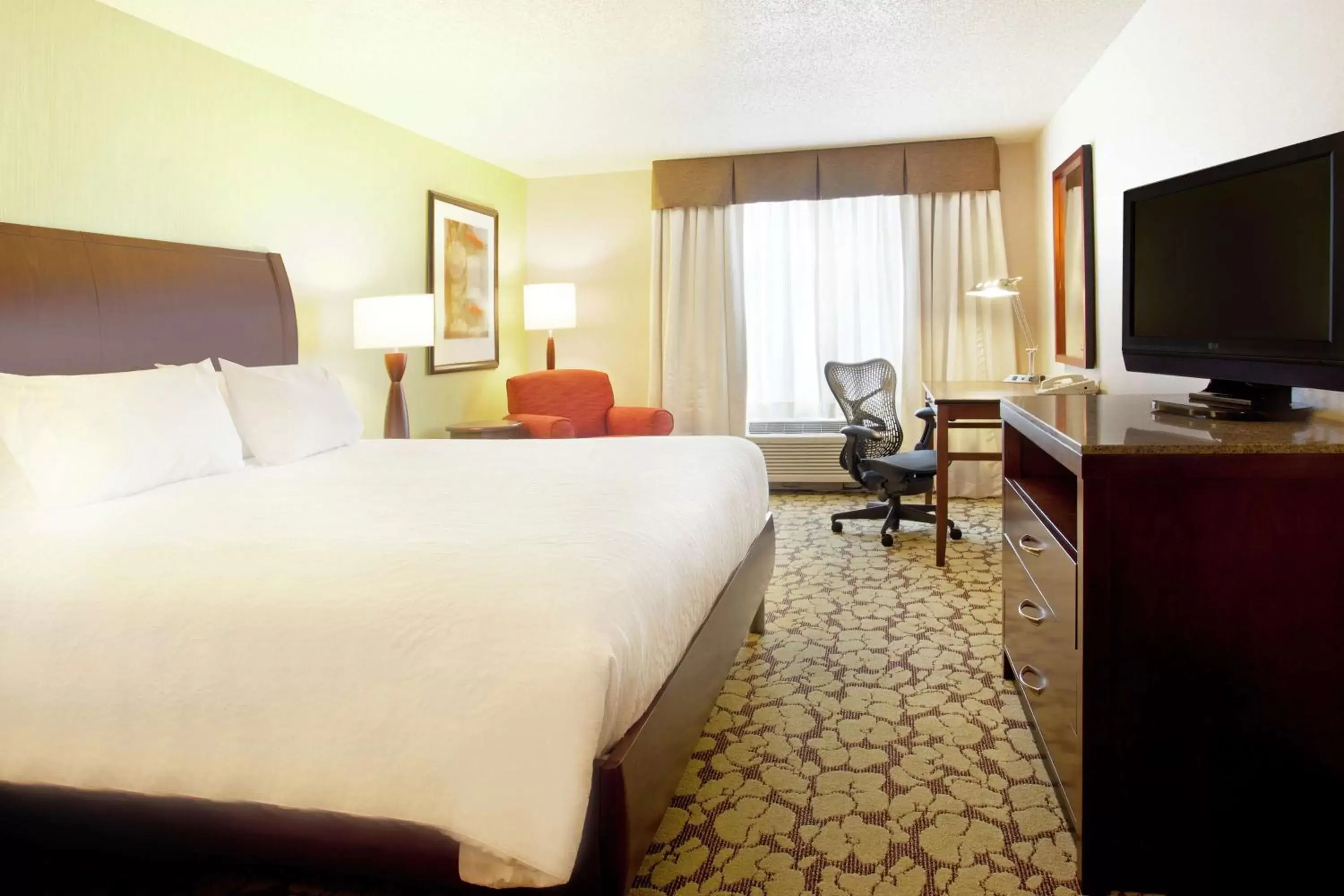 Bedroom, TV/Entertainment Center in Hilton Garden Inn Minneapolis/Eden Prairie