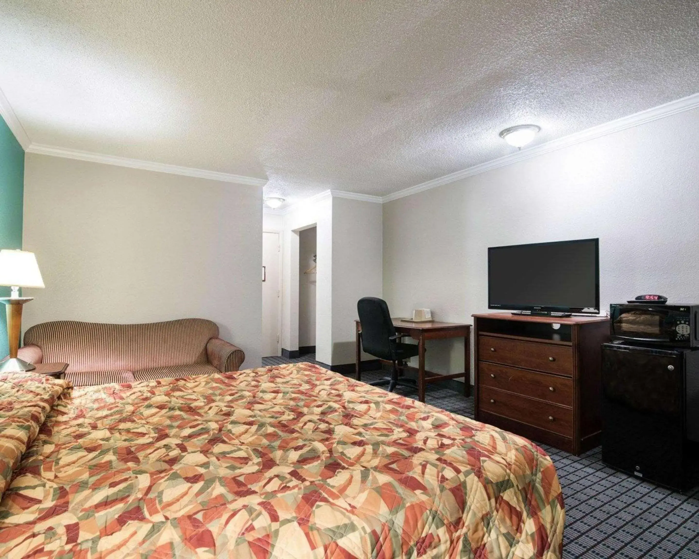 Photo of the whole room, Bed in Rodeway Inn Photo of the whole room, Bed in Rodeway Inn