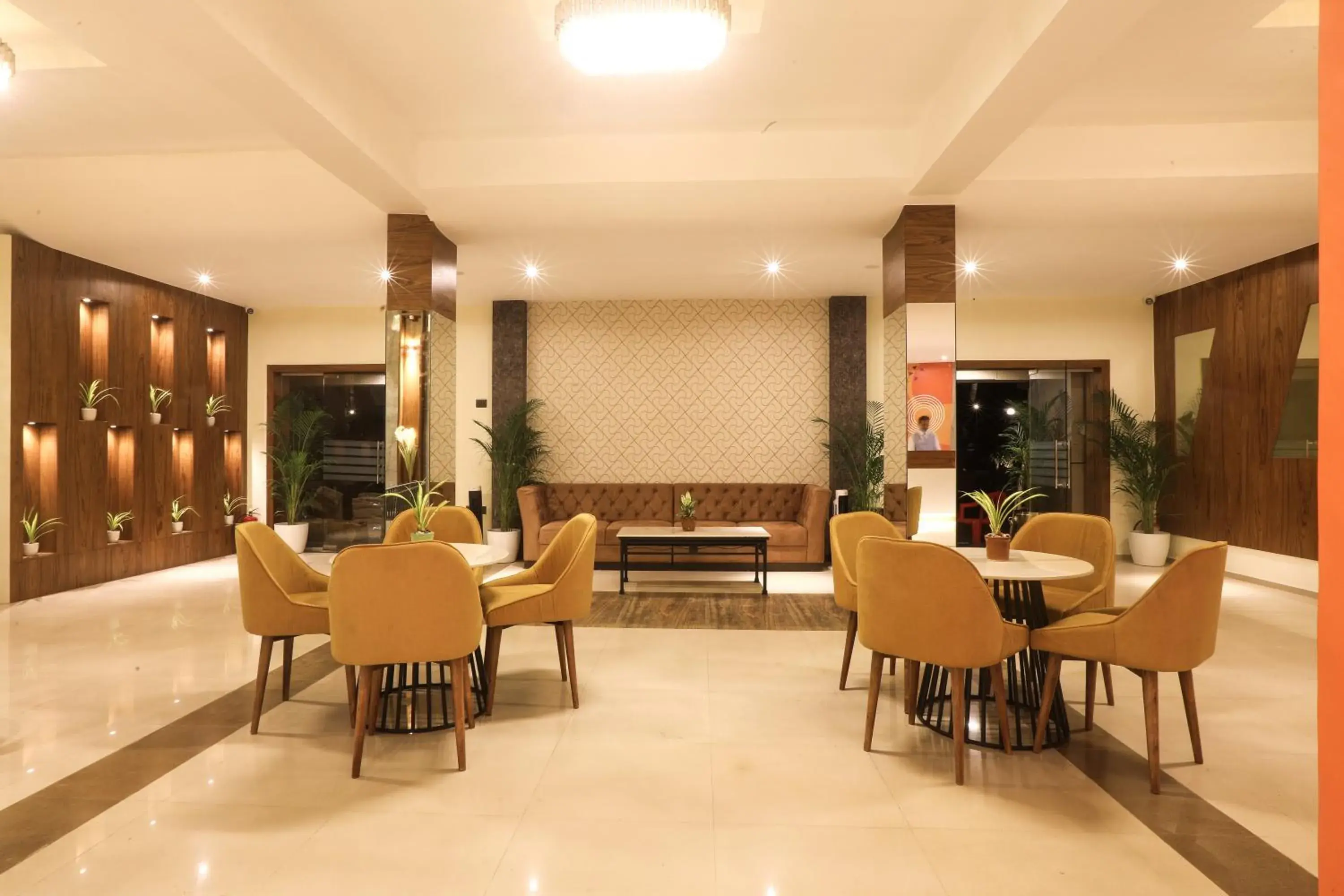 Lobby or reception, Restaurant/Places to Eat in Kamfotel Hotel Nashik
