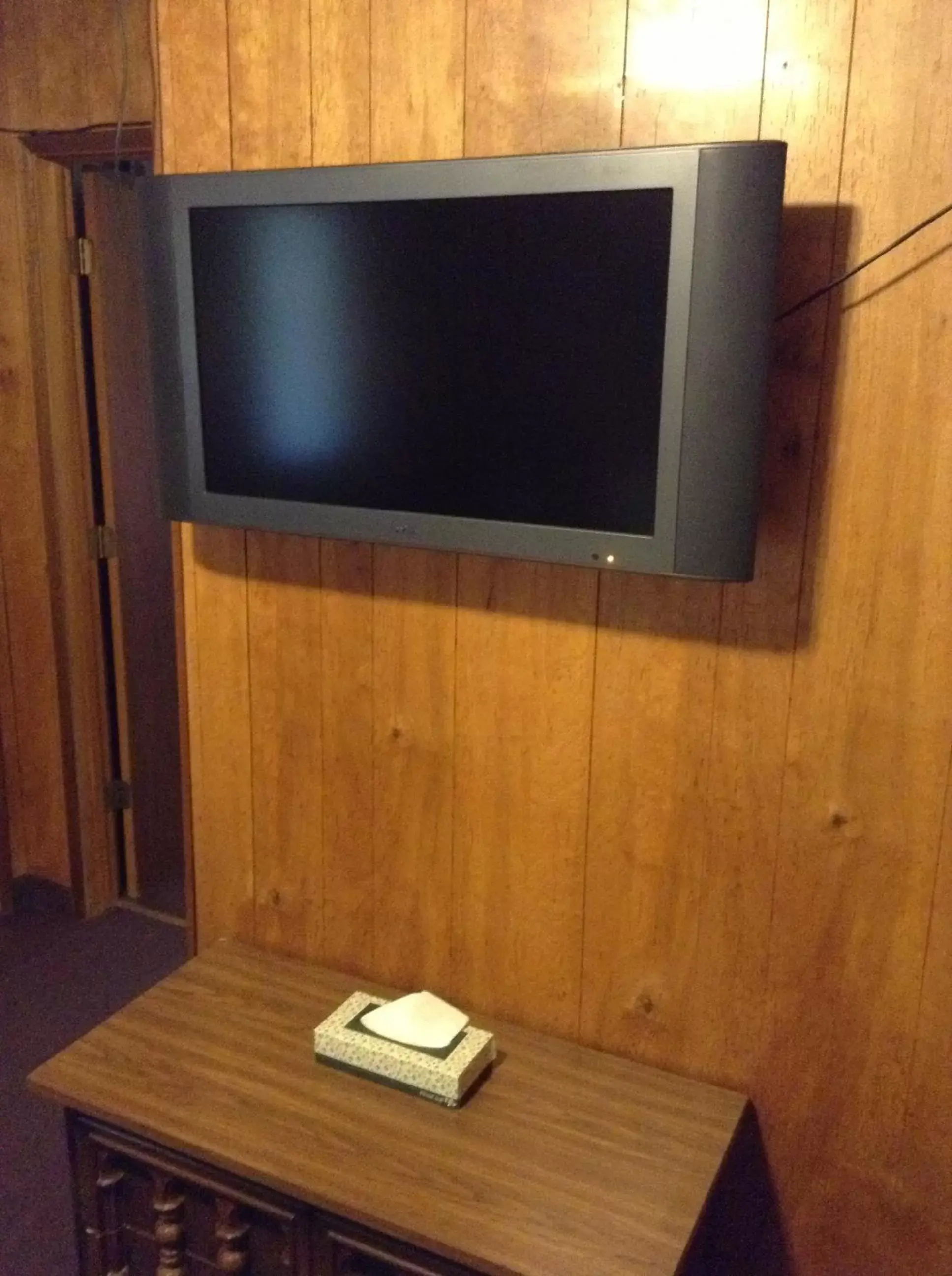 TV and multimedia, TV/Entertainment Center in Bennett Bay Inn