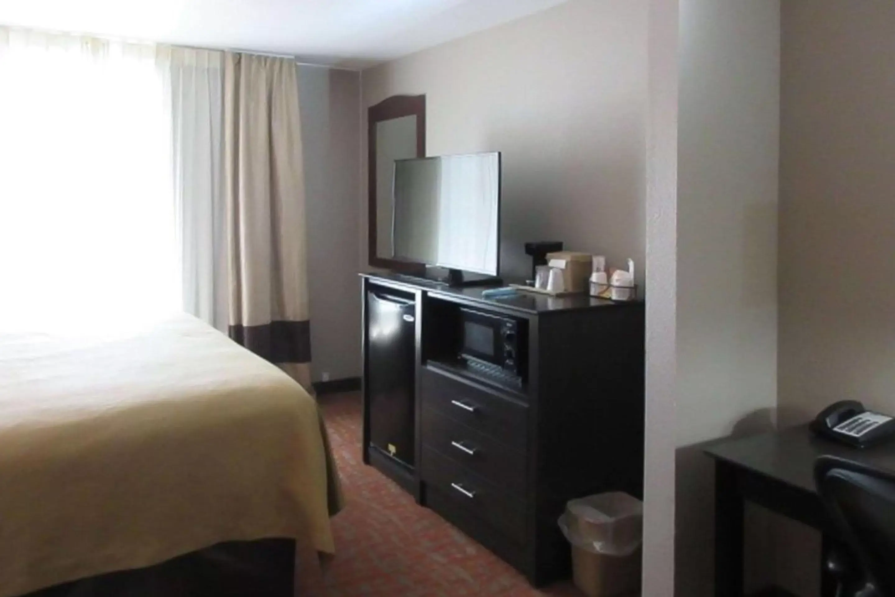 Queen Room - Accessible/Non-Smoking in Quality Inn & Suites Fresno Northwest Queen Room - Accessible/Non-Smoking in Quality Inn & Suites Fresno Northwest