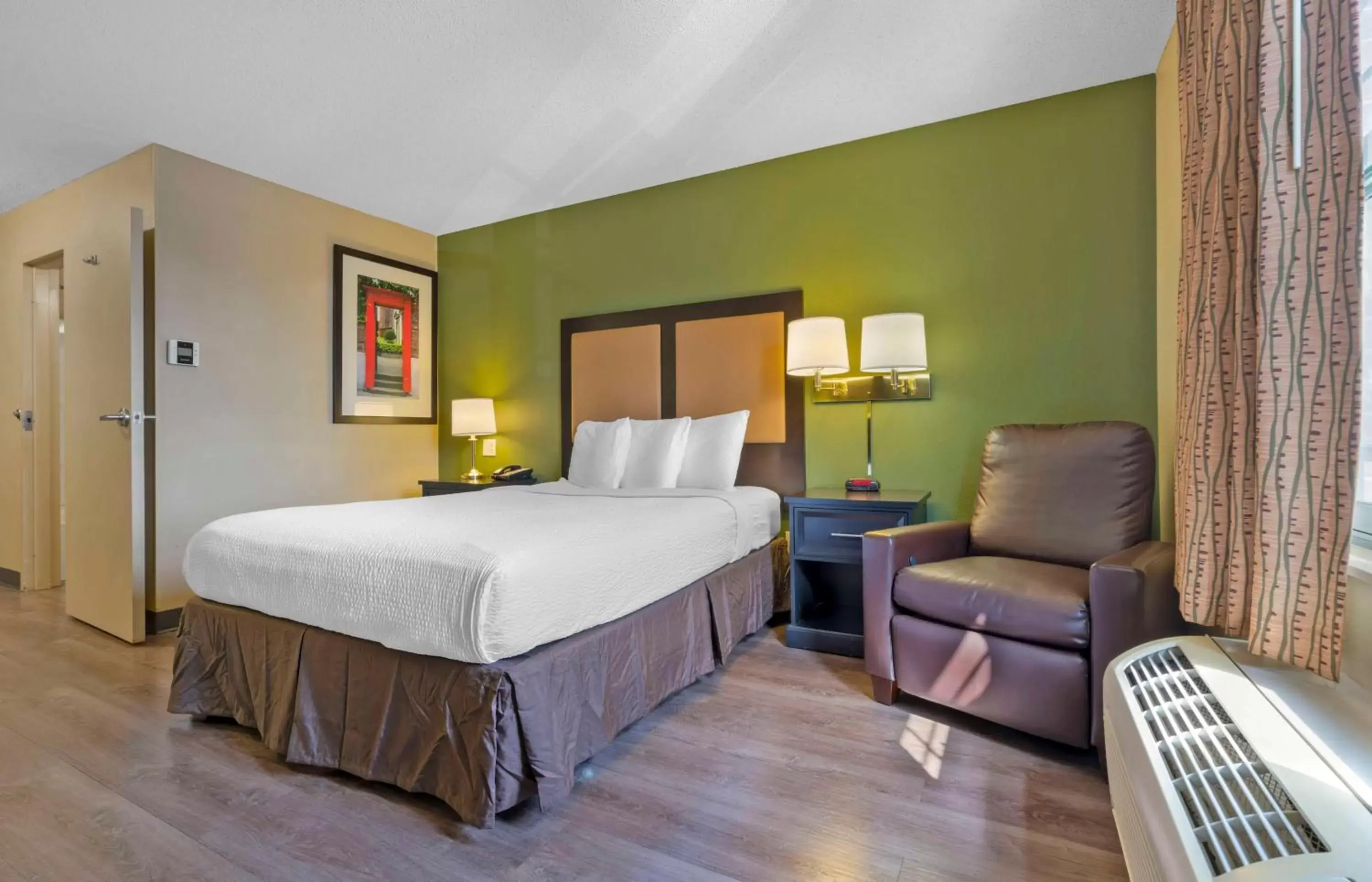 Bedroom, Bed in Extended Stay America Suites - Stockton - March Lane