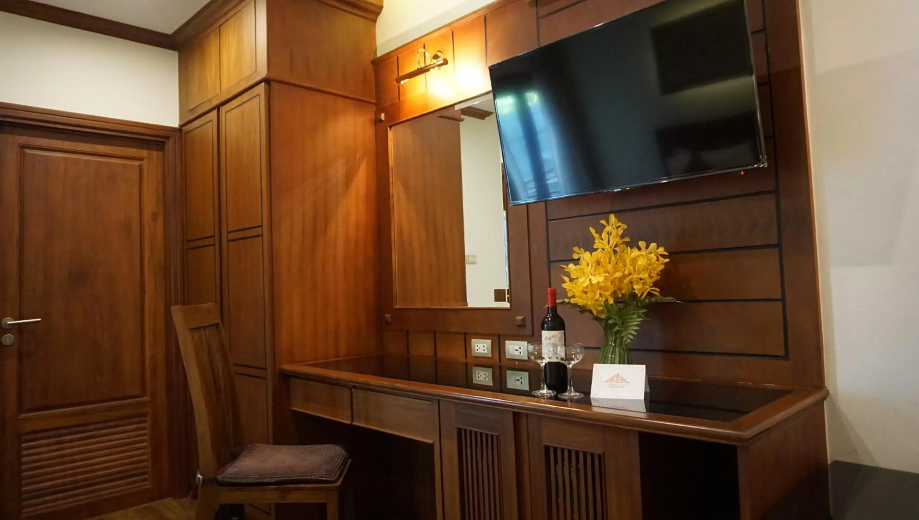 Dining area, TV/Entertainment Center in Lanna Tree Boutique Hotel