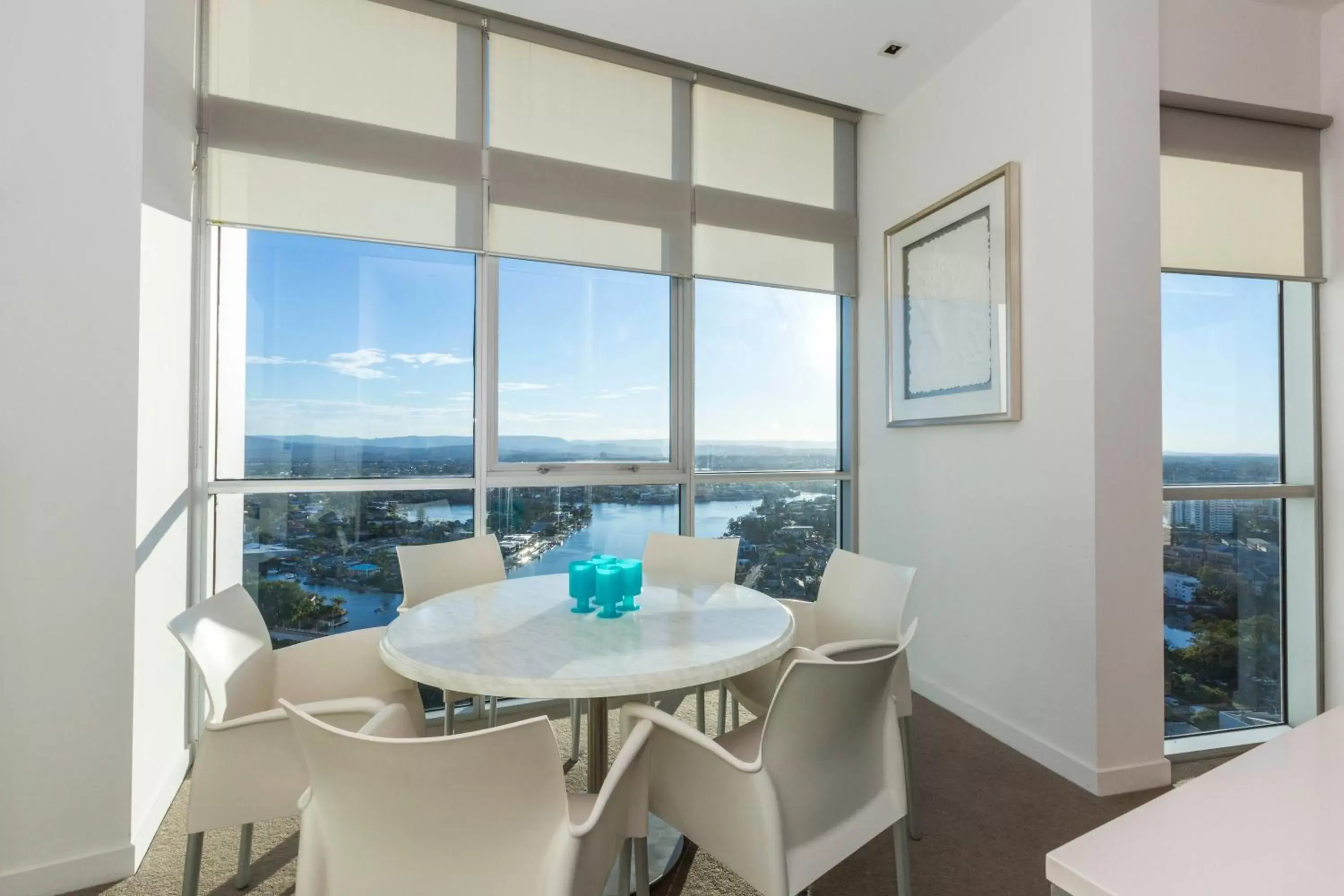 Dining area, Balcony/Terrace in Artique Surfers Paradise - Official