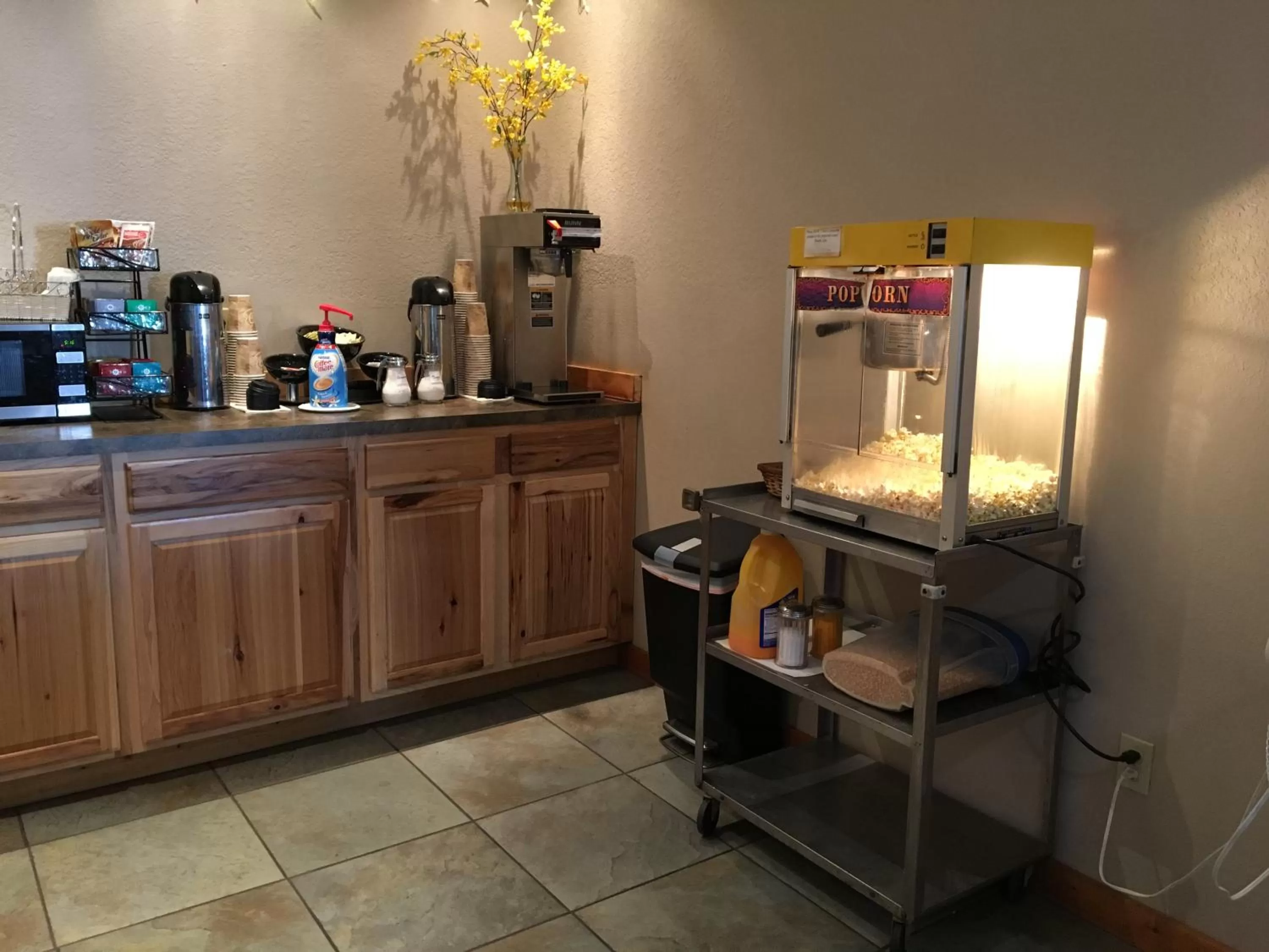 Coffee/tea facilities in Timber Lodge Inn