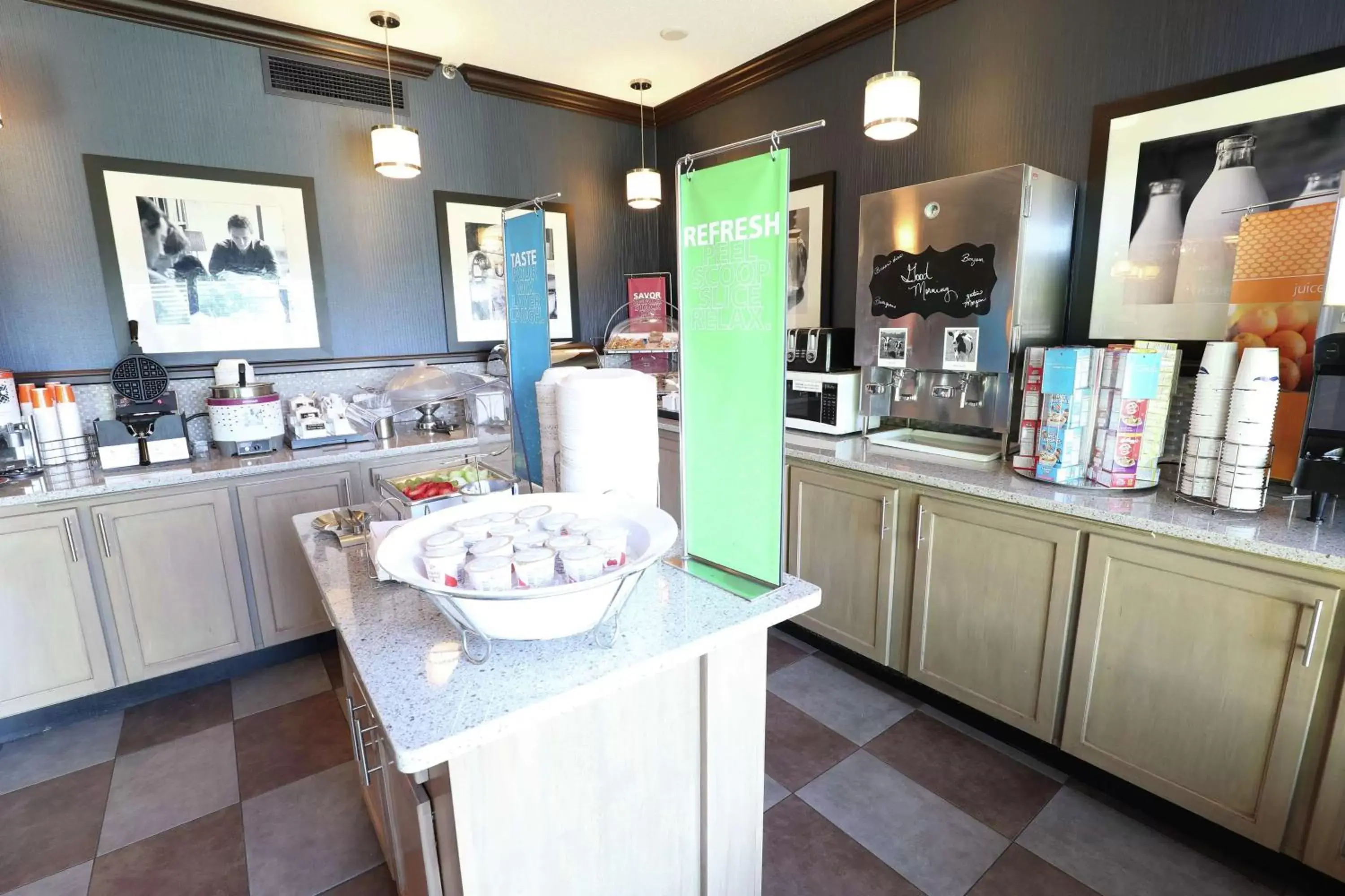 Dining area, Kitchen/Kitchenette in Hampton Inn Dyersburg