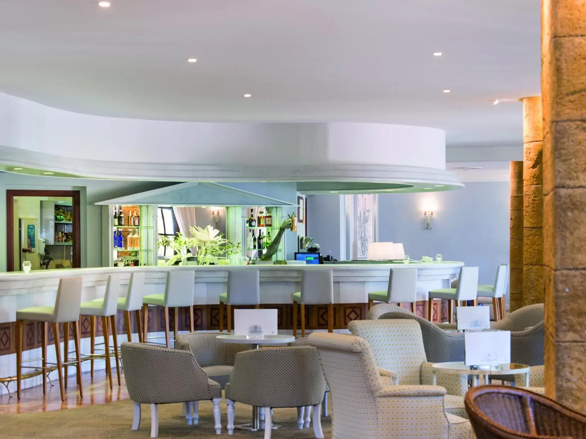 Lounge or bar, Restaurant/Places to Eat in Hotel Fuerte Conil-Resort