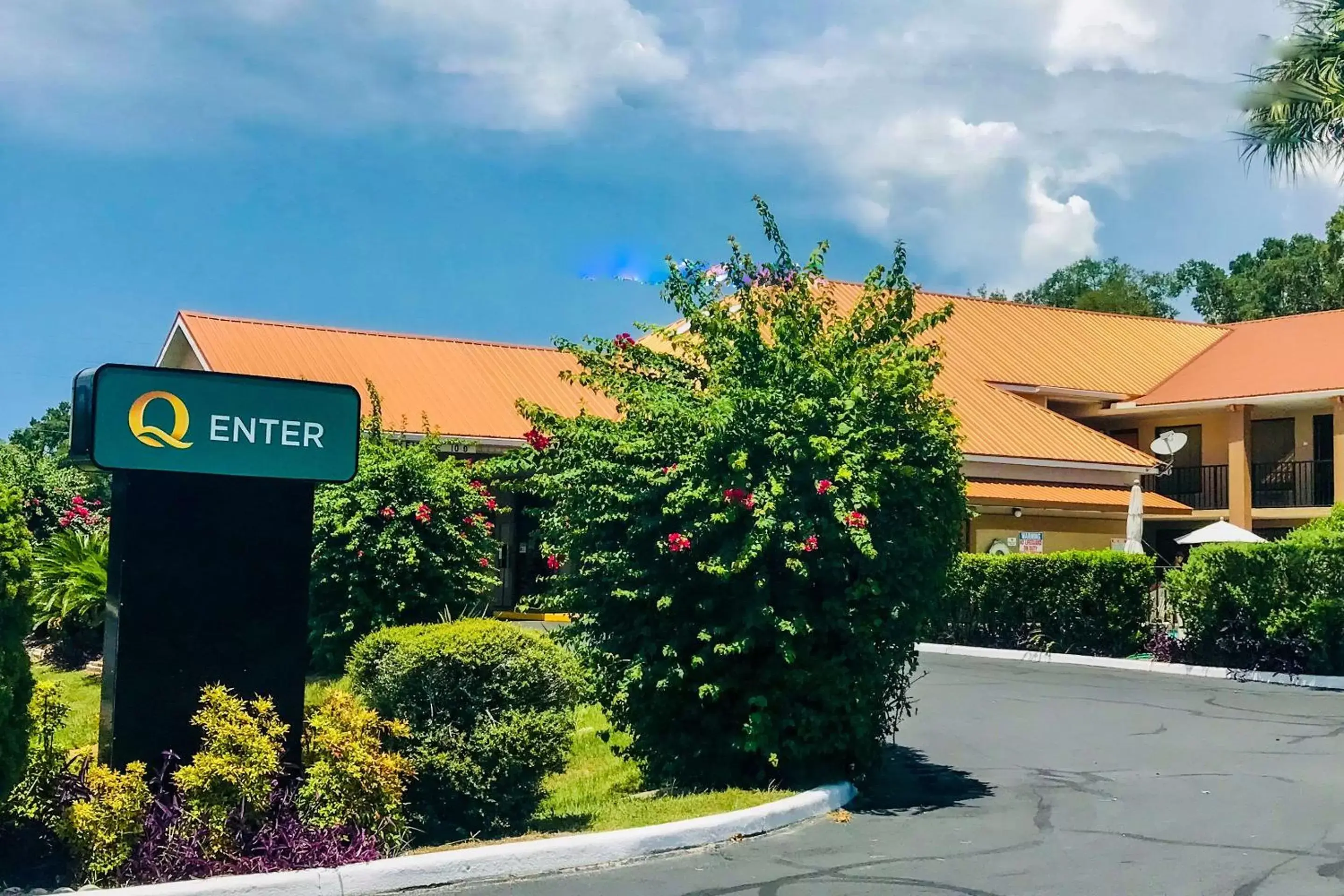 Property Building in Quality Inn near Manatee Springs State Park