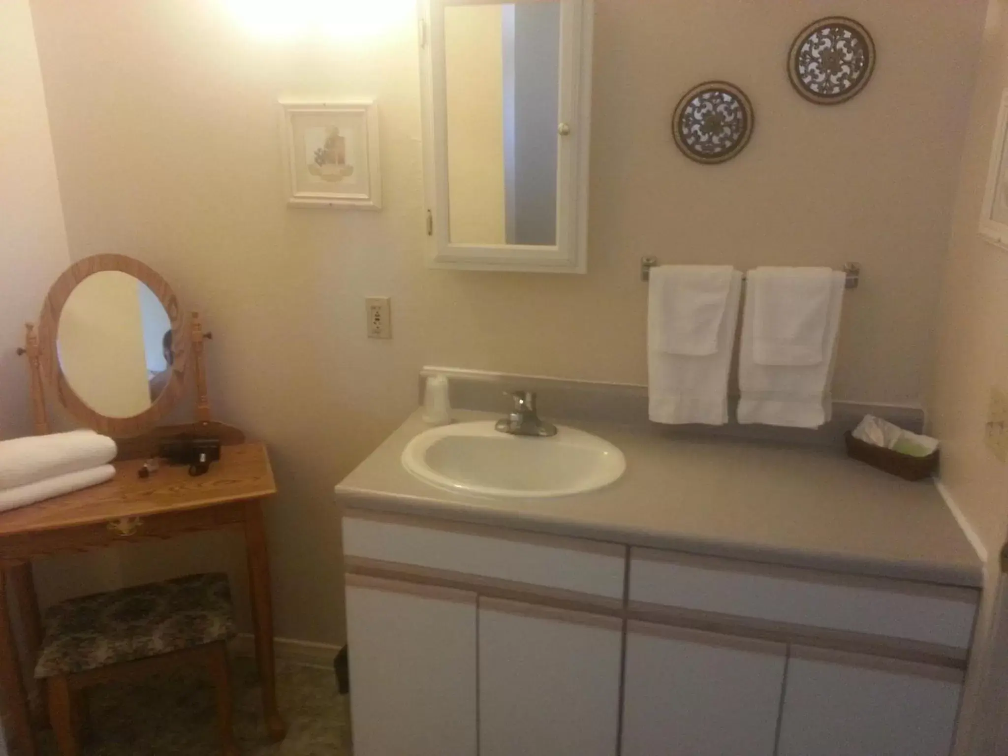 Bathroom in Bishop Village Motel