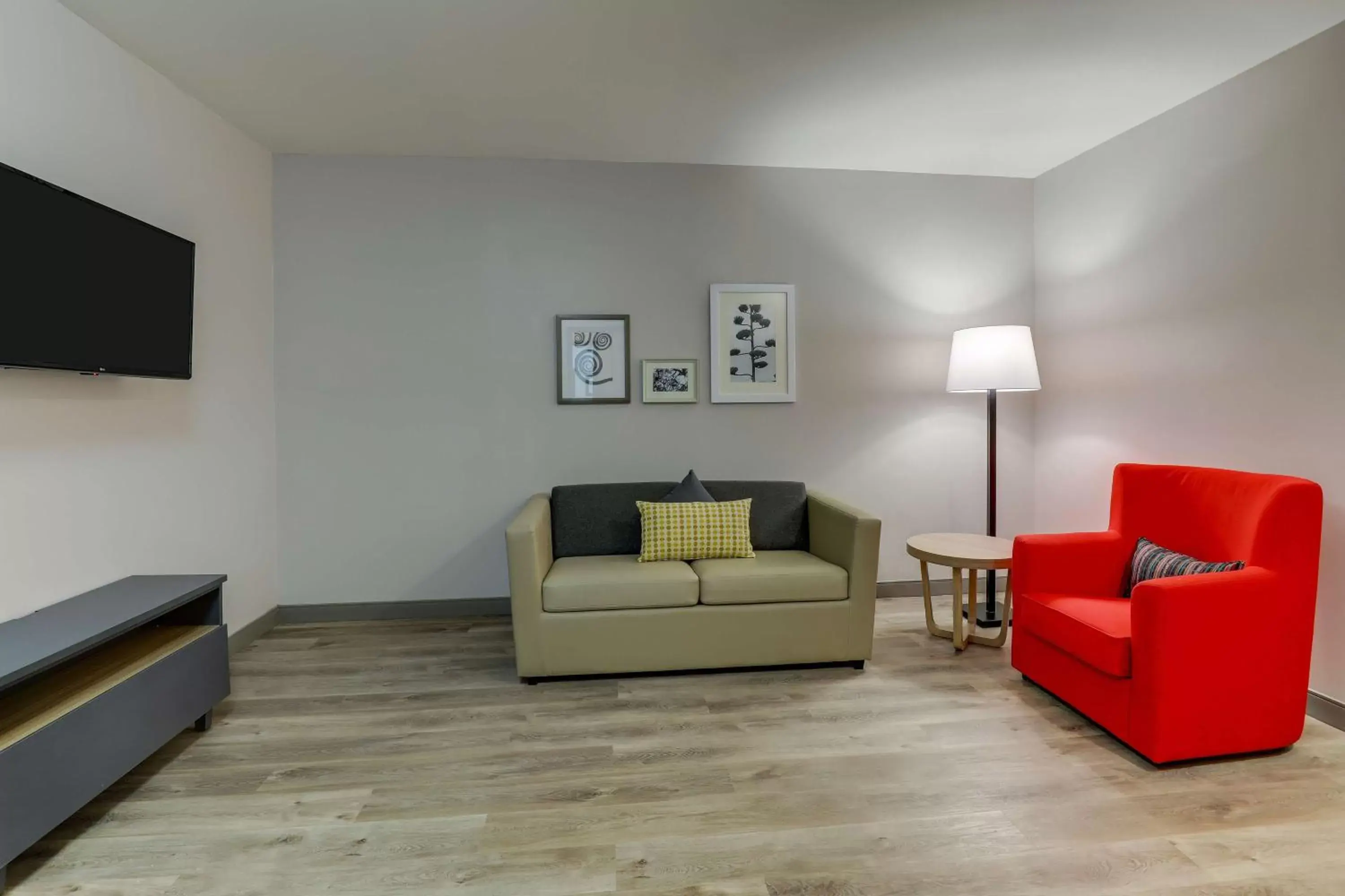 Photo of the whole room, Seating Area in Country Inn & Suites by Radisson, Cumming, GA