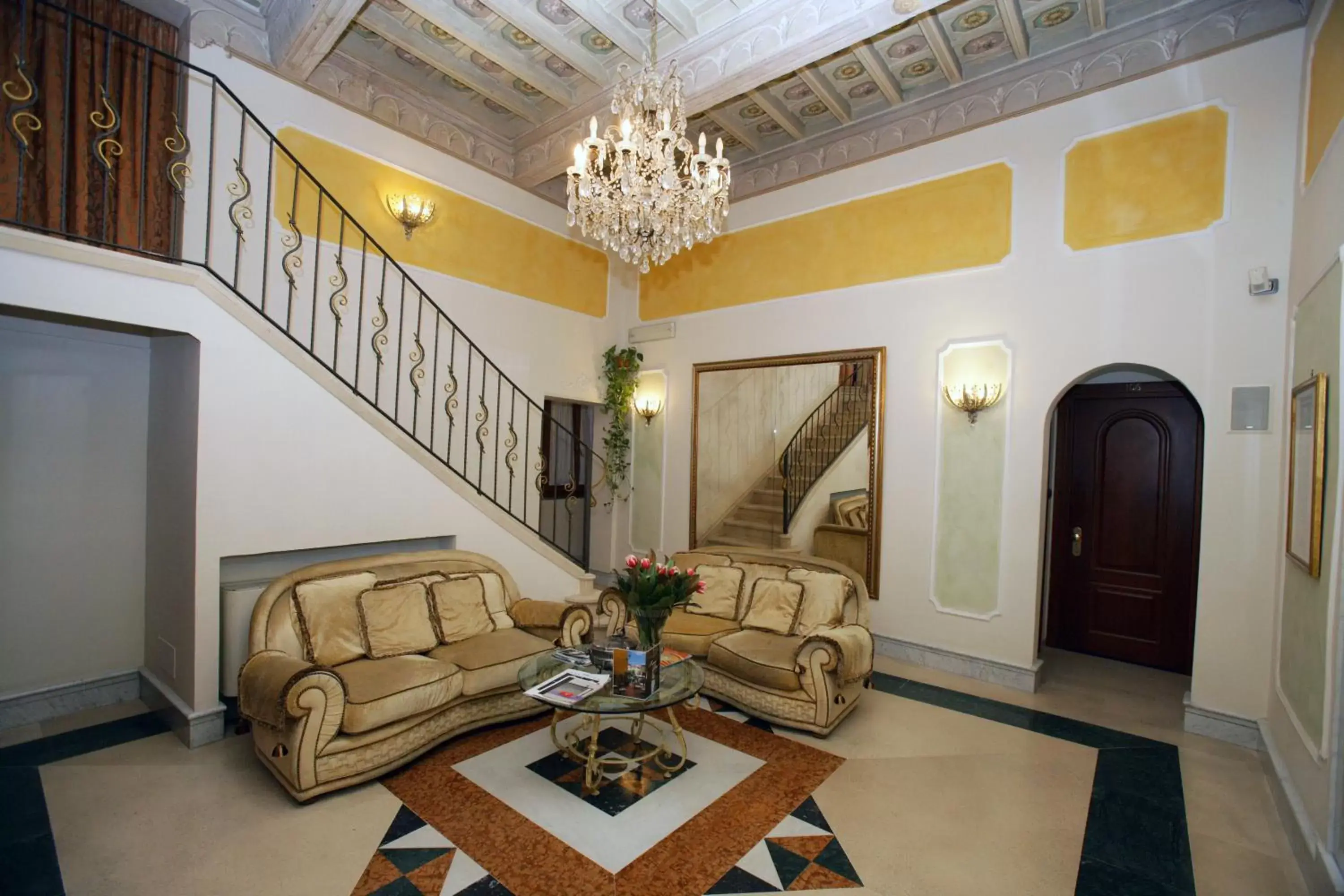 Communal lounge/ TV room, Seating Area in Domus Florentiae Hotel