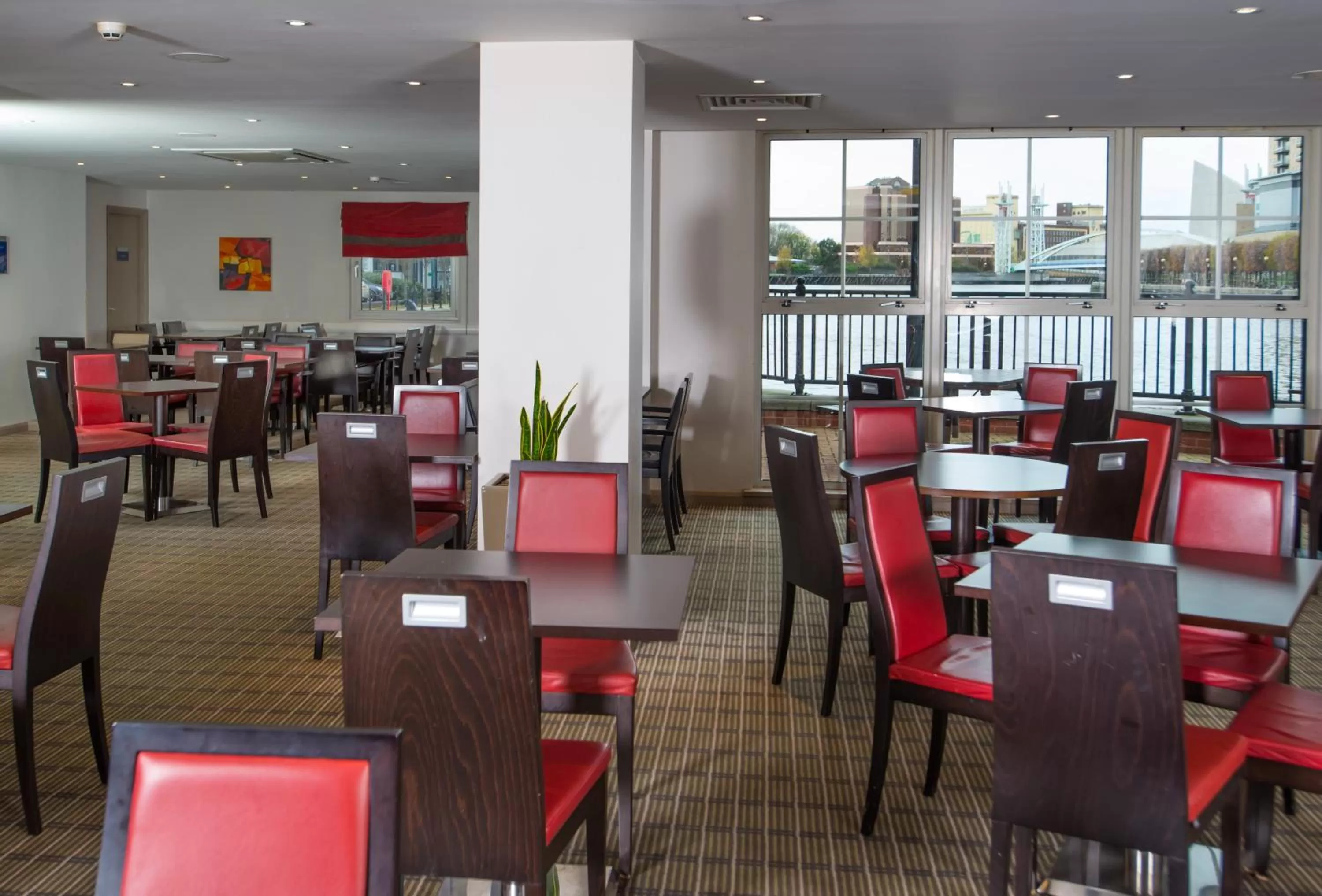 Restaurant/places to eat in Holiday Inn Express Manchester - Salford Quays by IHG