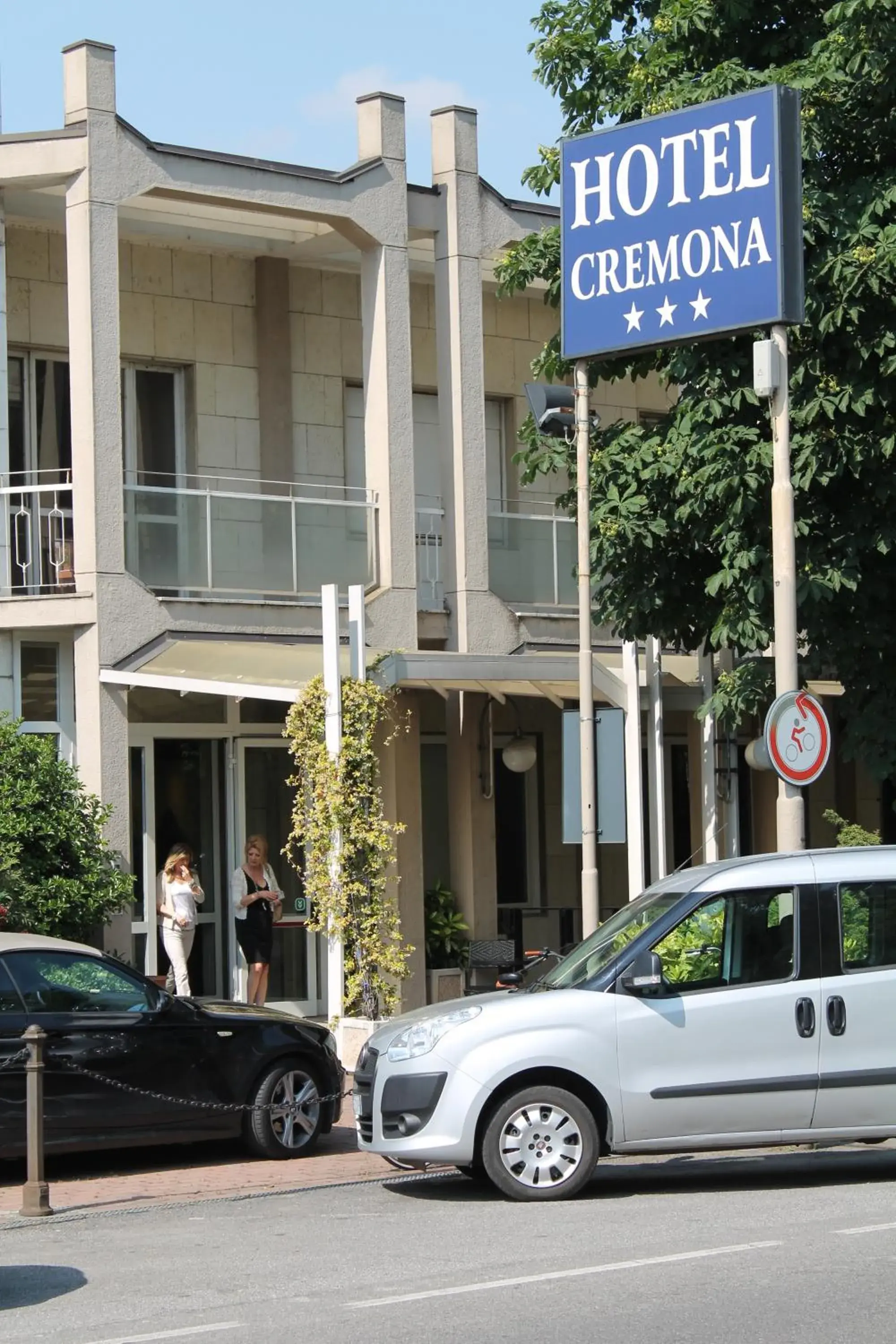Facade/entrance, Property Building in Hotel Cremona Viale