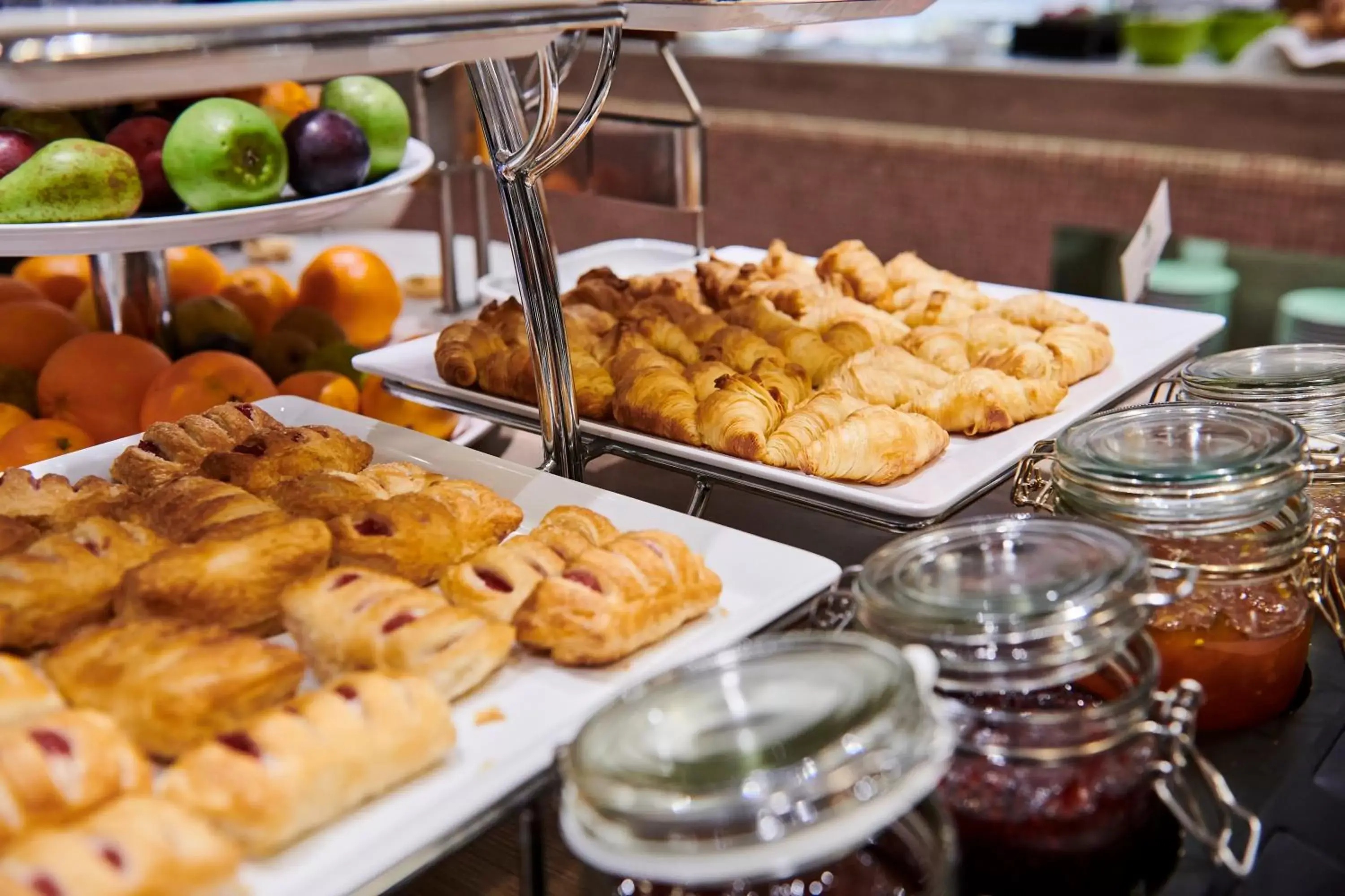 Photo of the whole room, Food in Holiday Inn Düsseldorf City – Toulouser Allee, an IHG Hotel