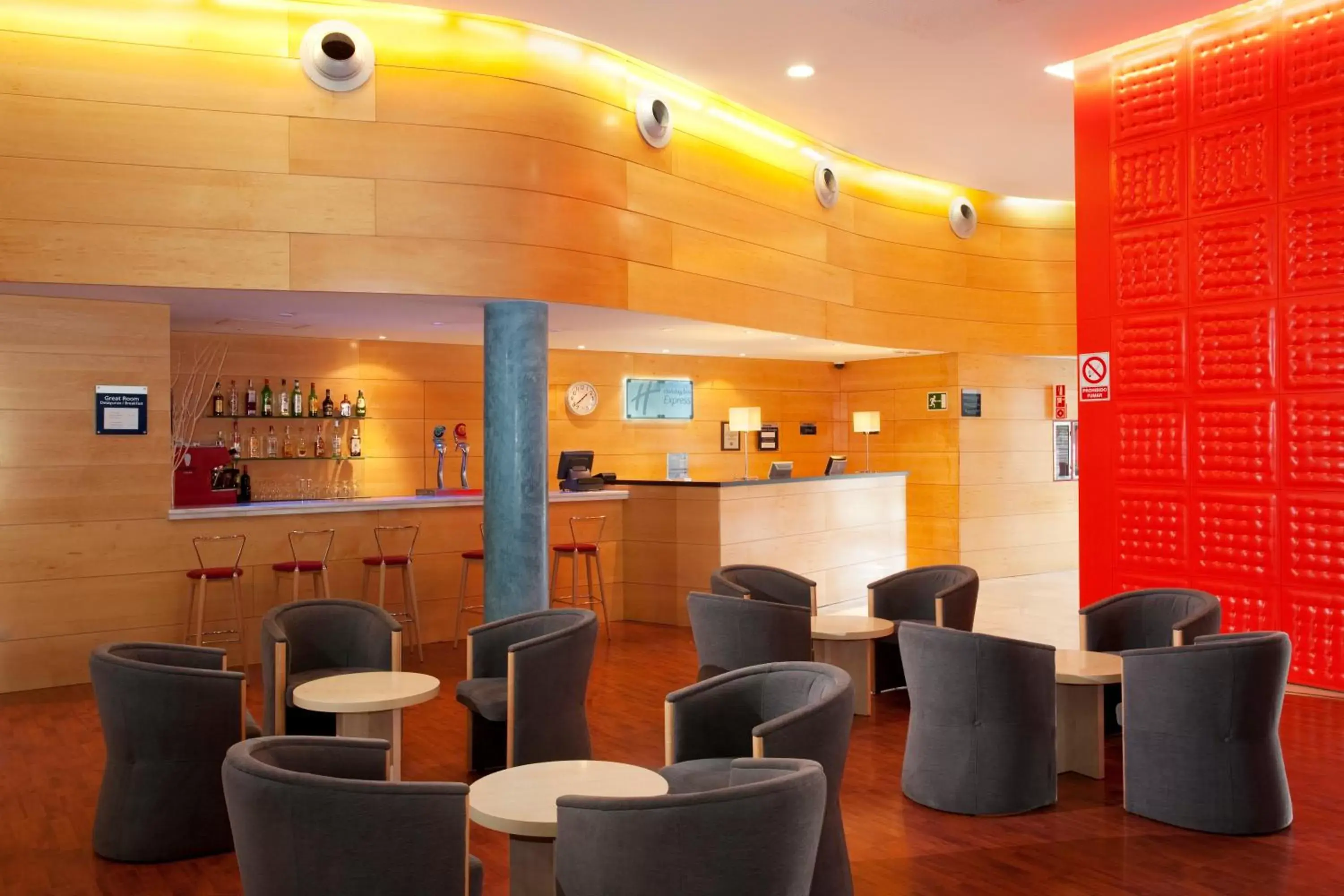 Lobby or reception in Holiday Inn Express Molins de Rei