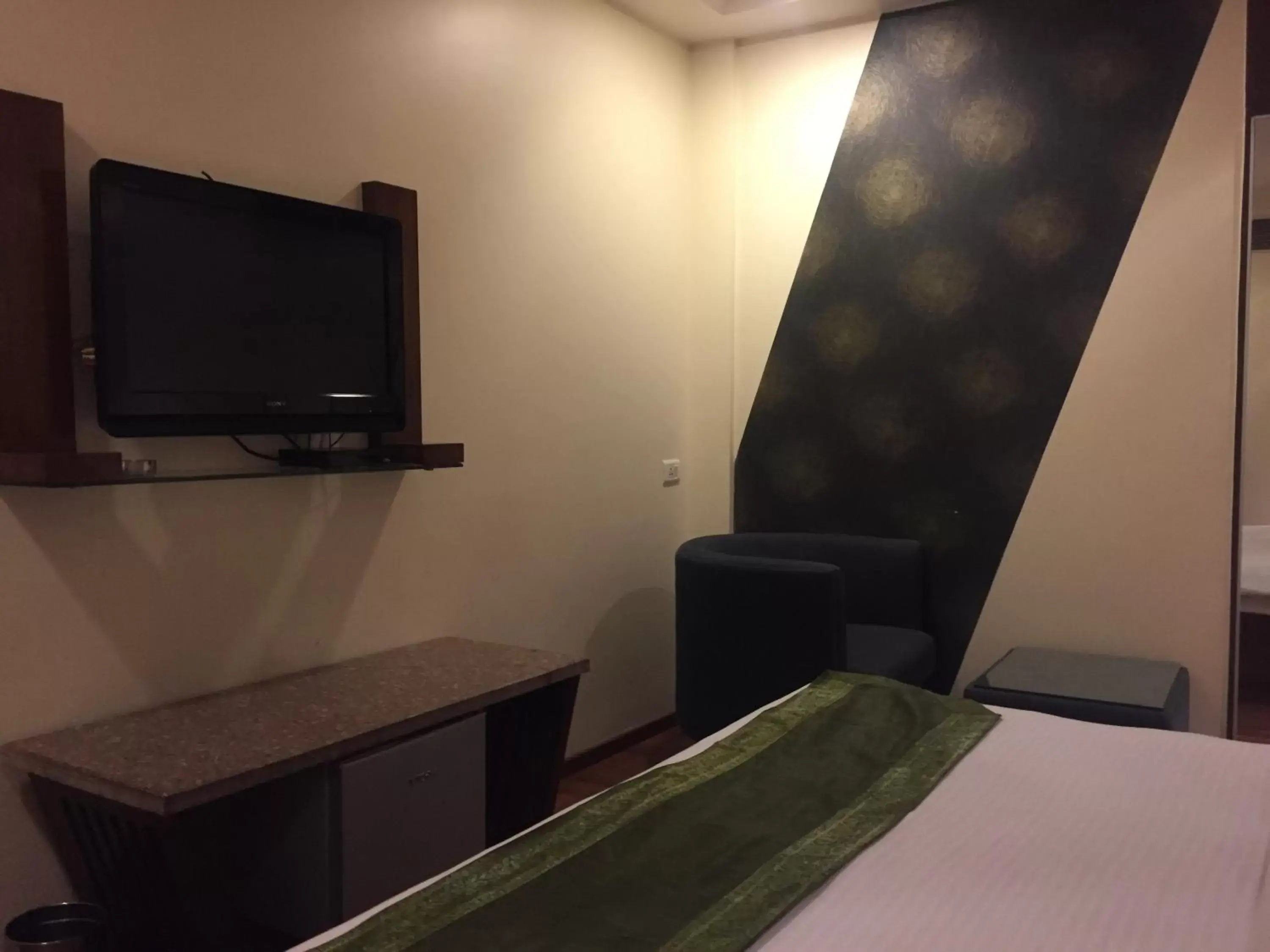 Bedroom, TV/Entertainment Center in Hotel Aura