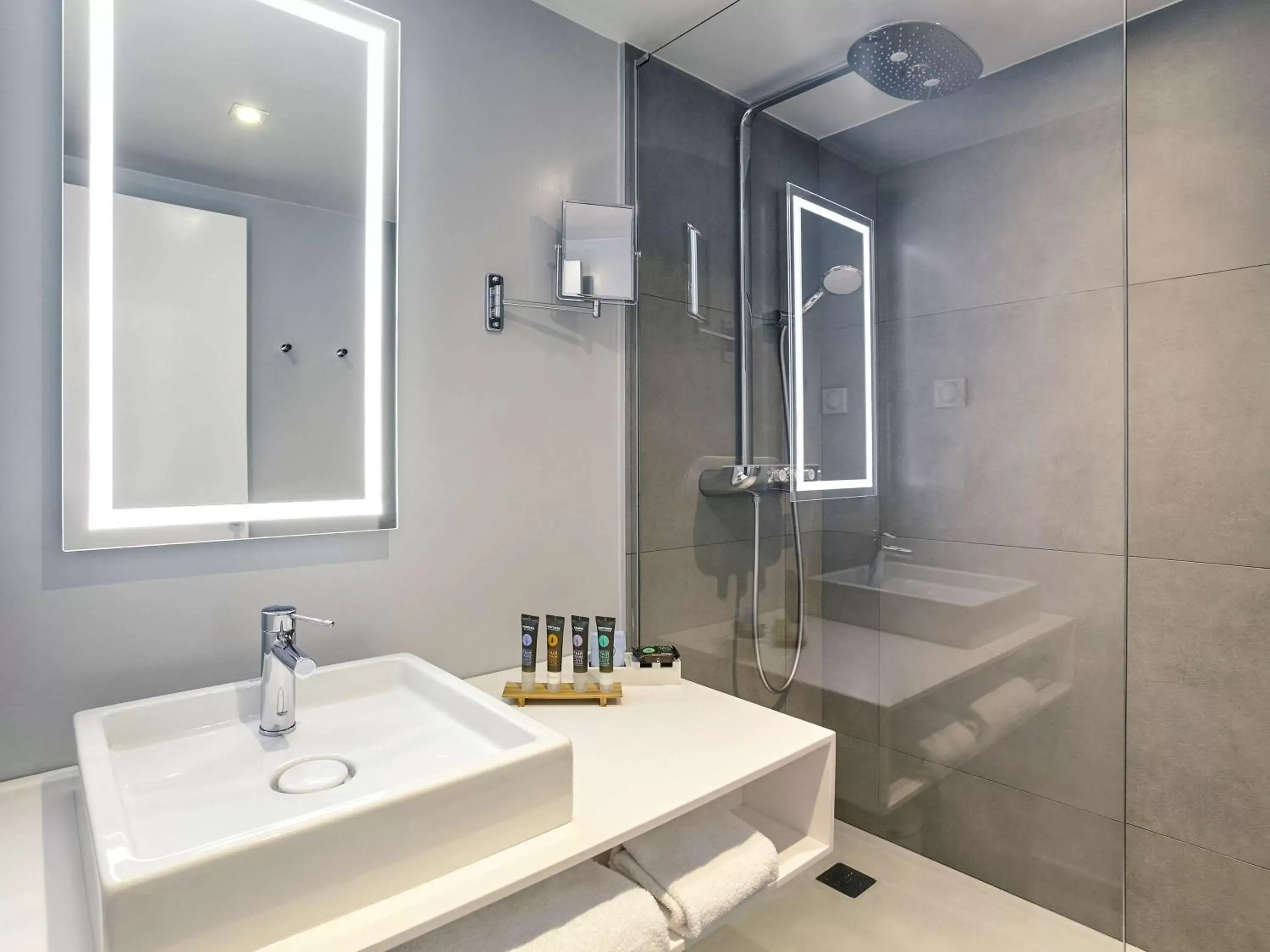 Photo of the whole room, Bathroom in Novotel Paris Charles de Gaulle Airport