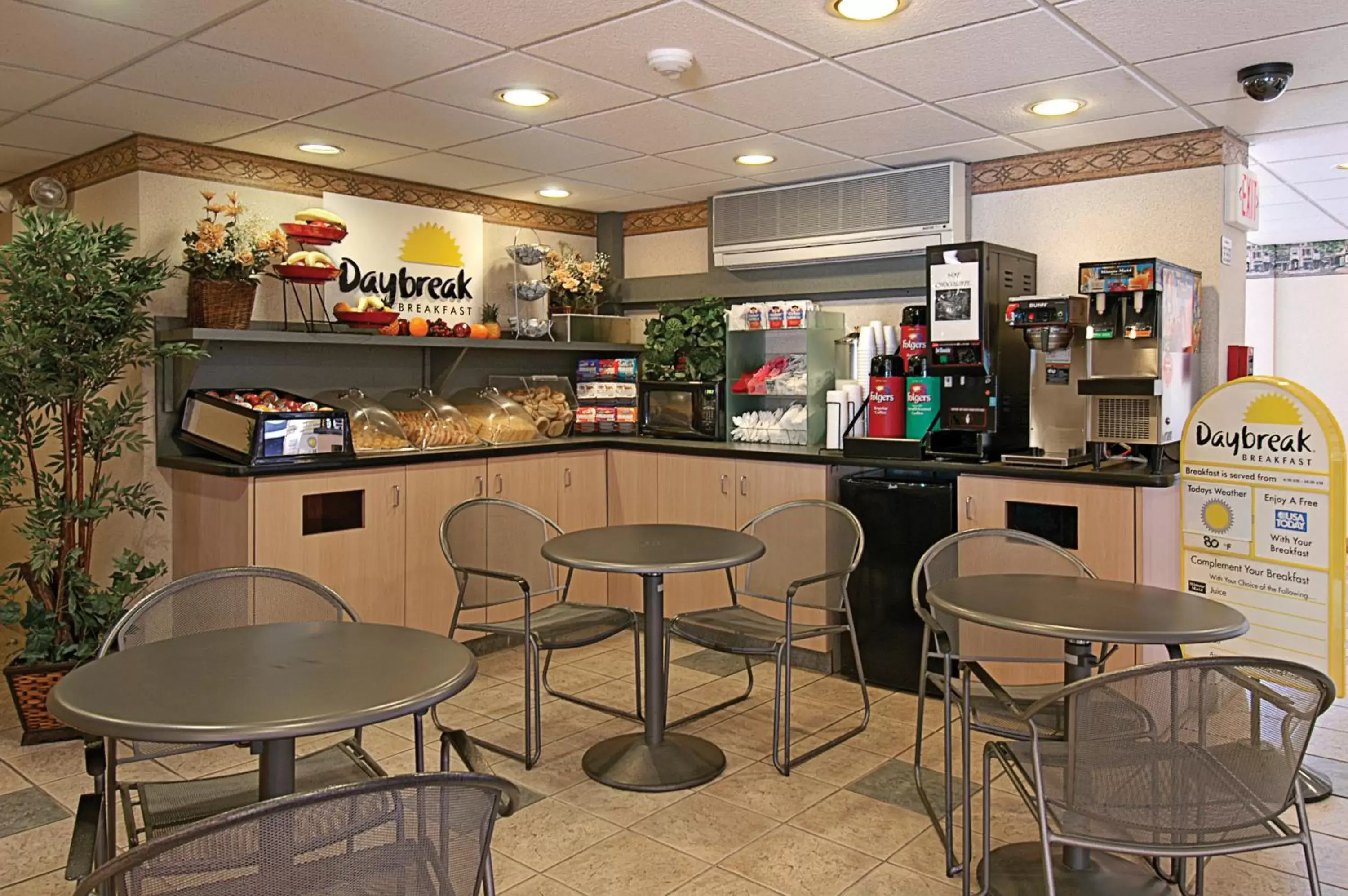 Area and facilities, Lounge/Bar in Days Inn by Wyndham East Windsor/Hightstown