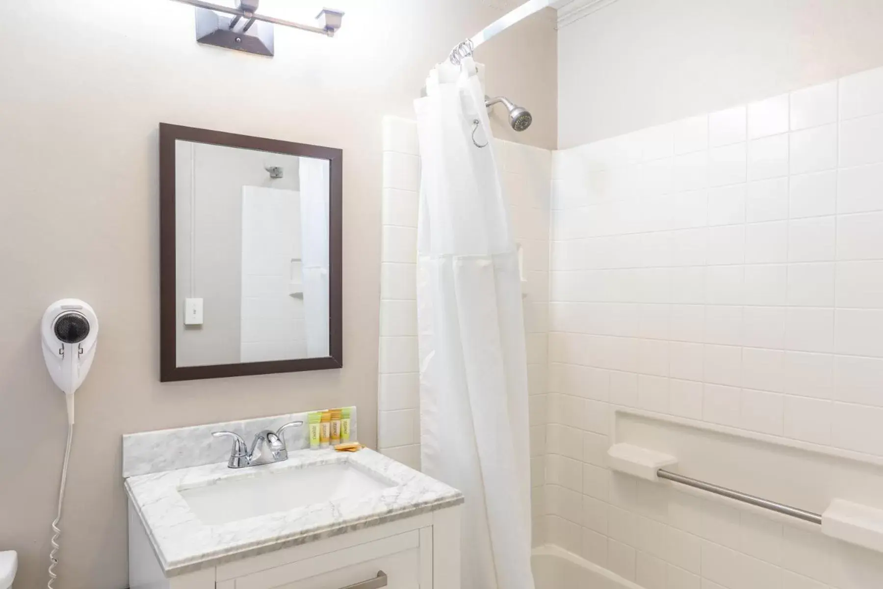 Bathroom in Vineyard Valley Inn