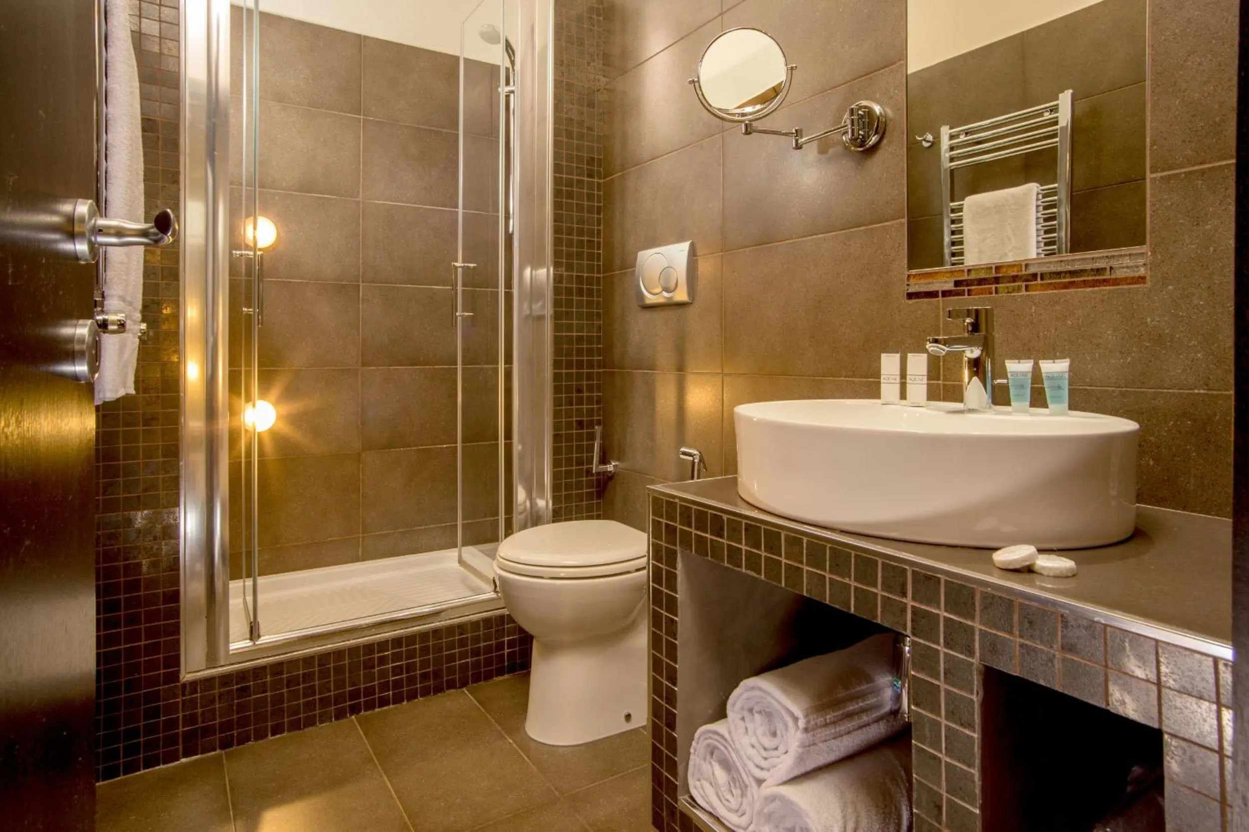 Shower in Basilio 55 Rome