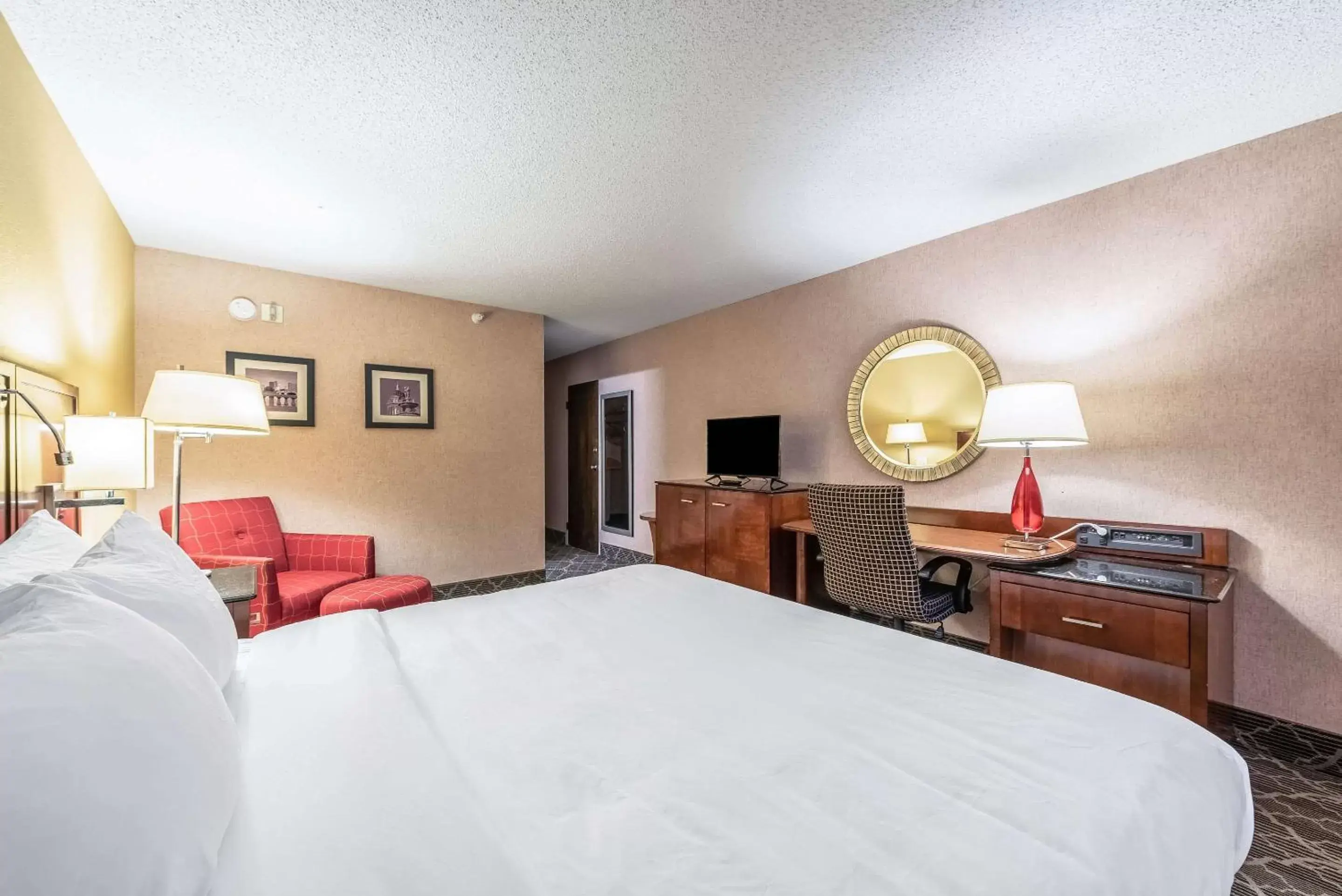 Photo of the whole room, Bed in Quality Inn & Suites