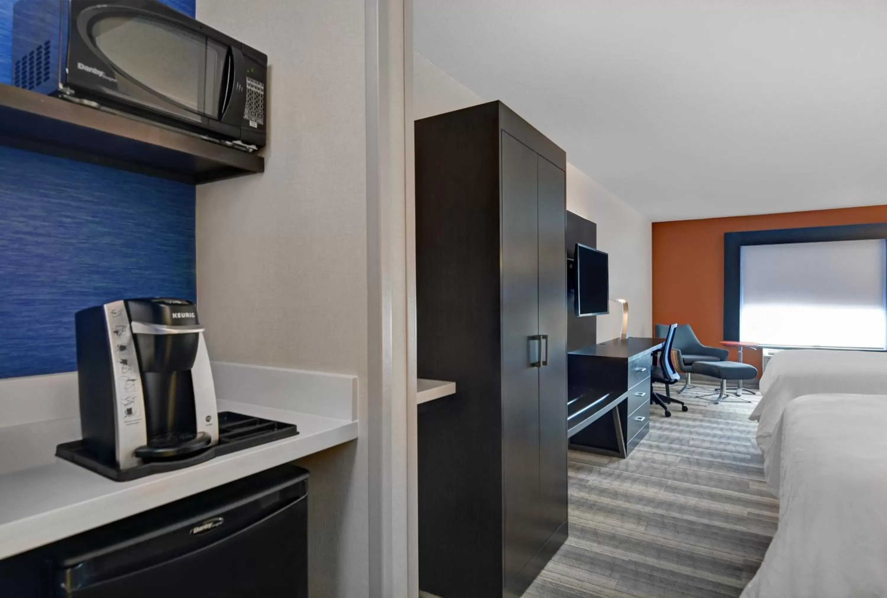 Photo of the whole room, Kitchen/Kitchenette in Holiday Inn Express Atmore, an IHG Hotel