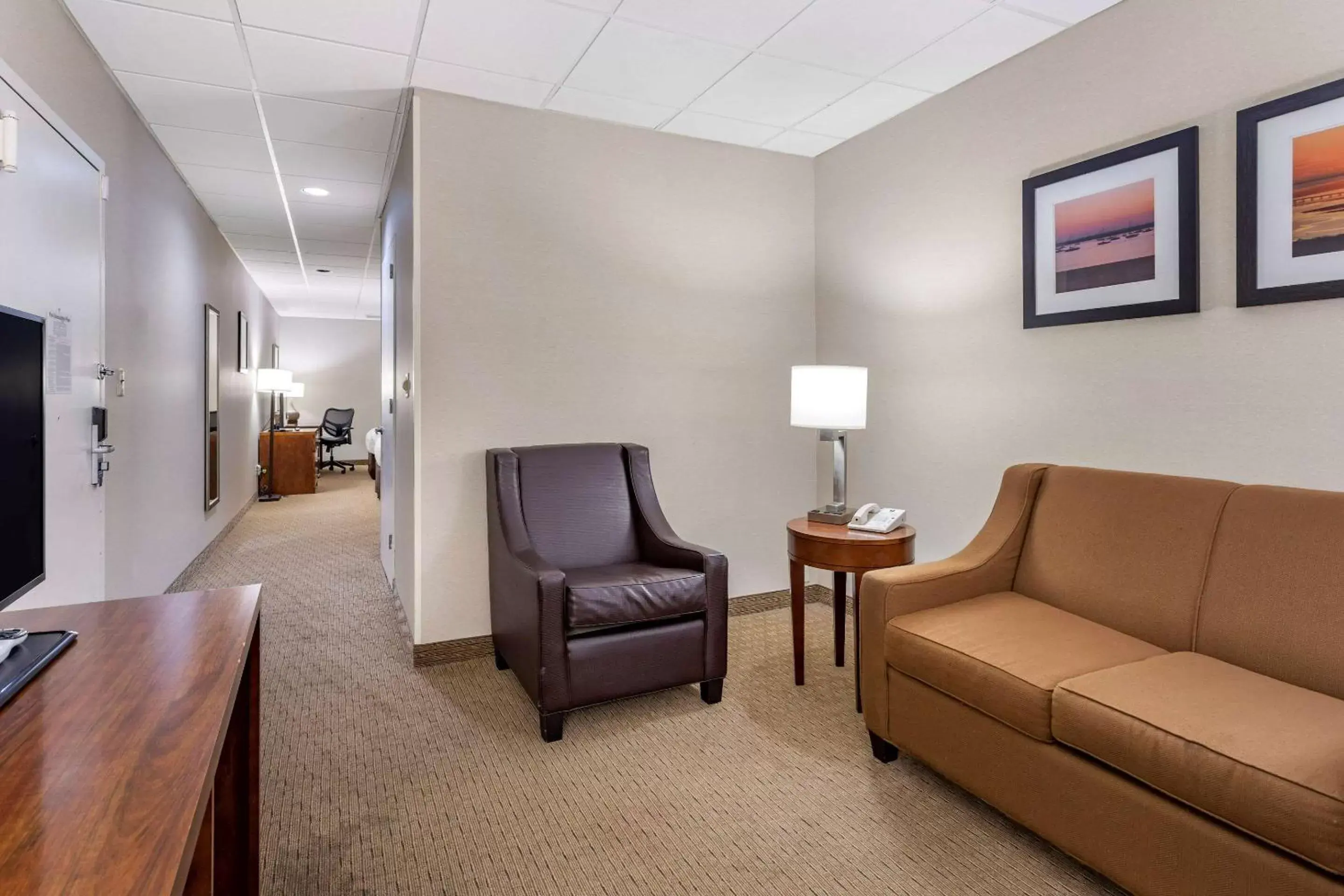 Photo of the whole room, Seating Area in Comfort Inn Syosset-Long Island