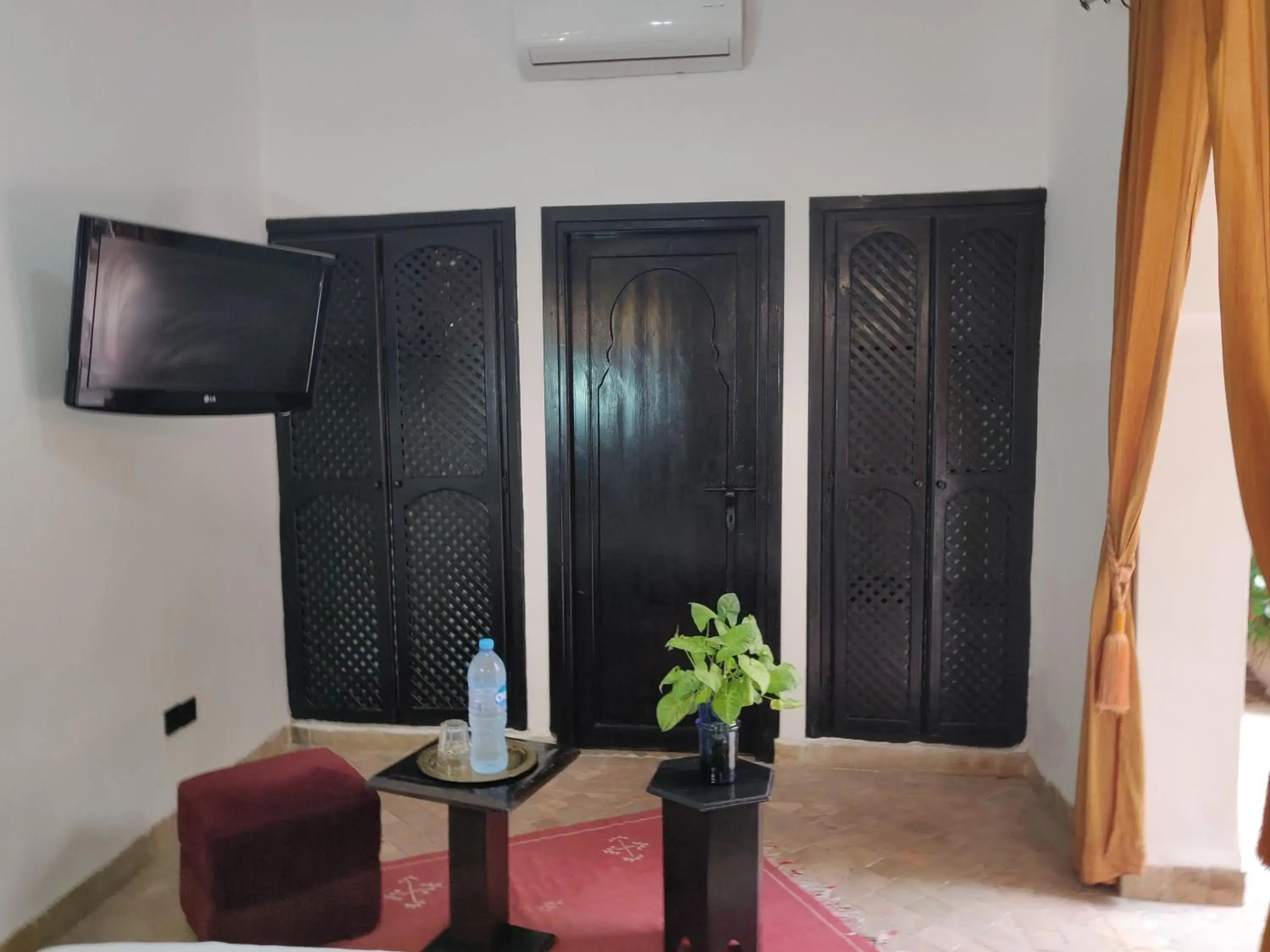 wardrobe, TV/Entertainment Center in Riad Dar Foundouk and Spa