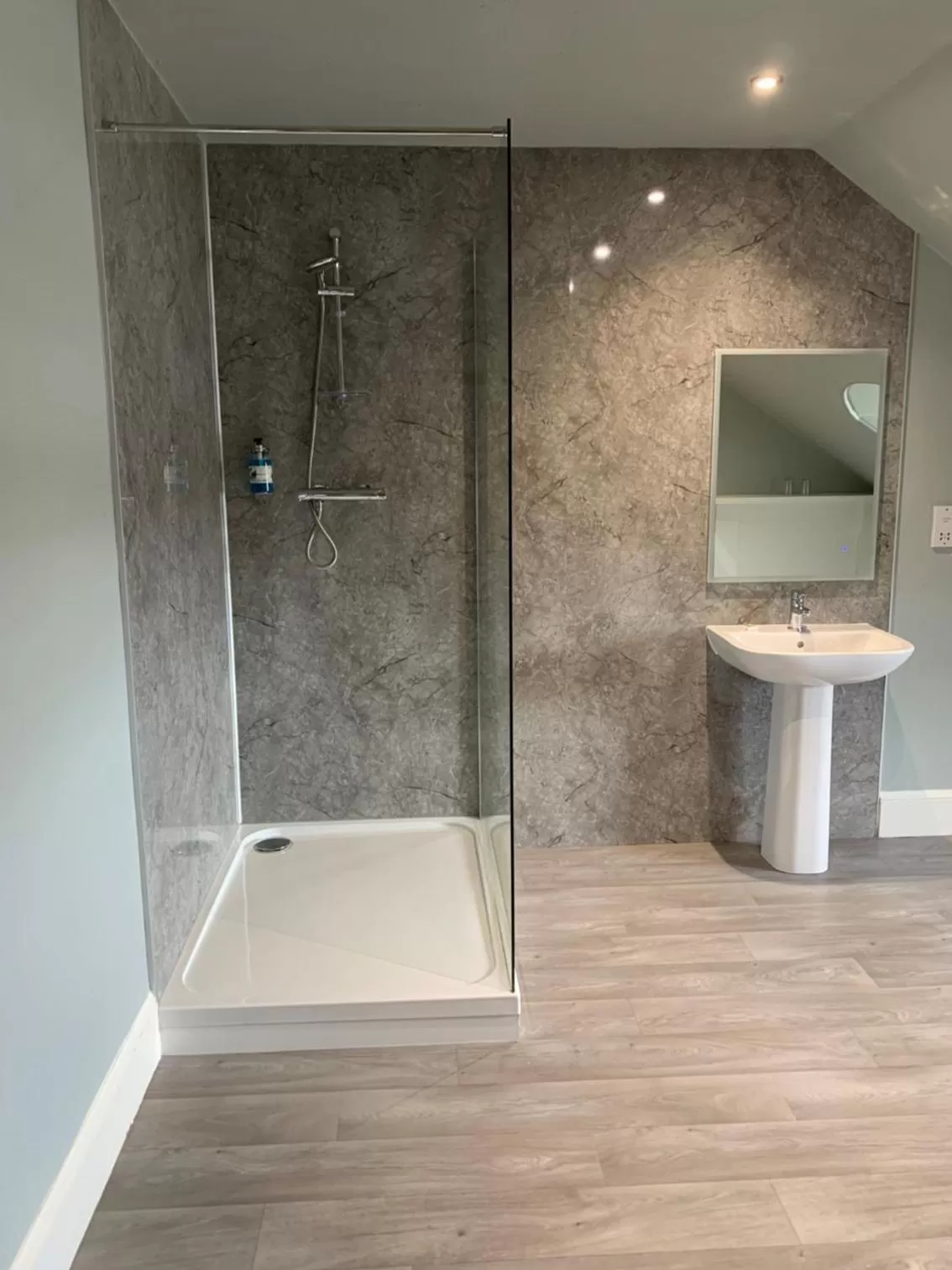 Shower in The Royal Hotel Elgin