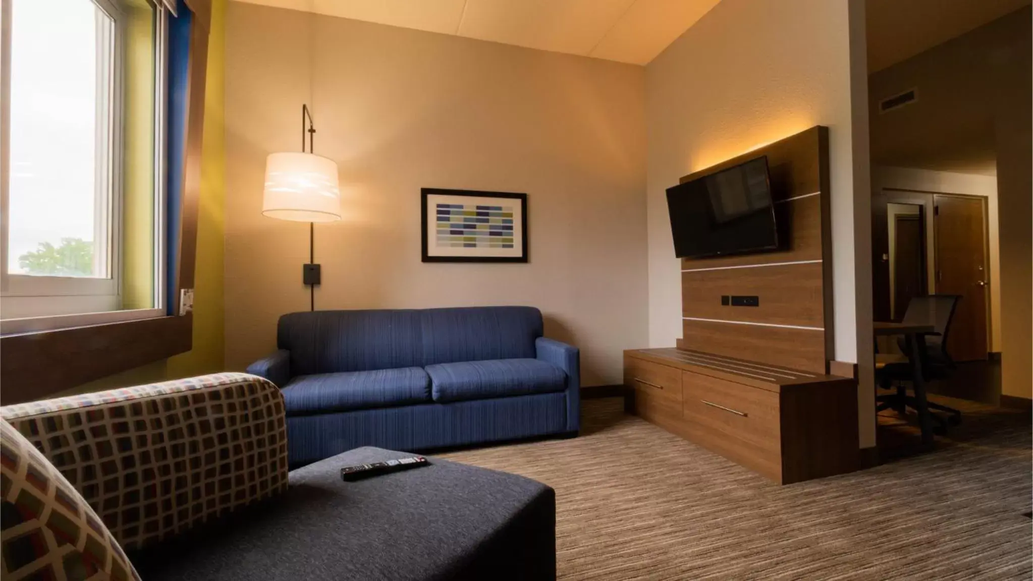 Bedroom, Seating Area in Holiday Inn Express Hotel & Suites Mankato East, an IHG Hotel