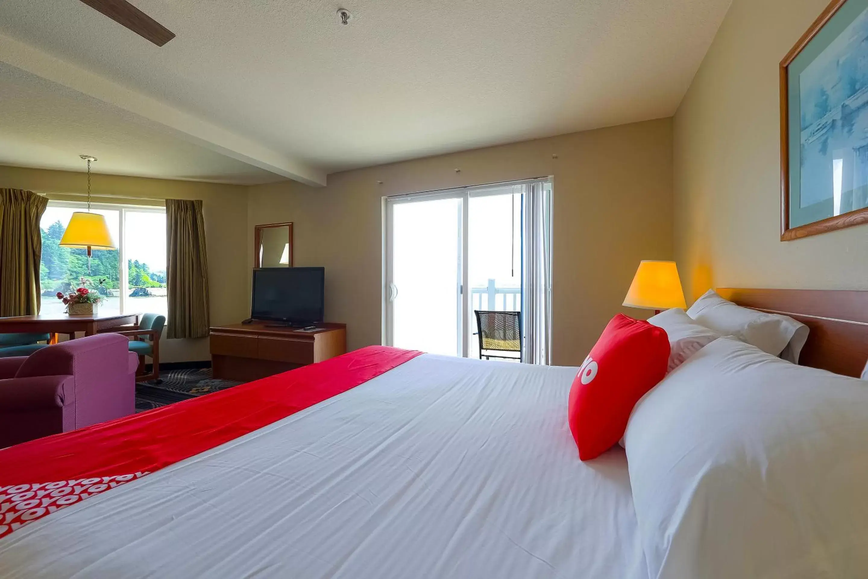 Bedroom in Siletz Bay Beachfront Hotel by OYO Lincoln City