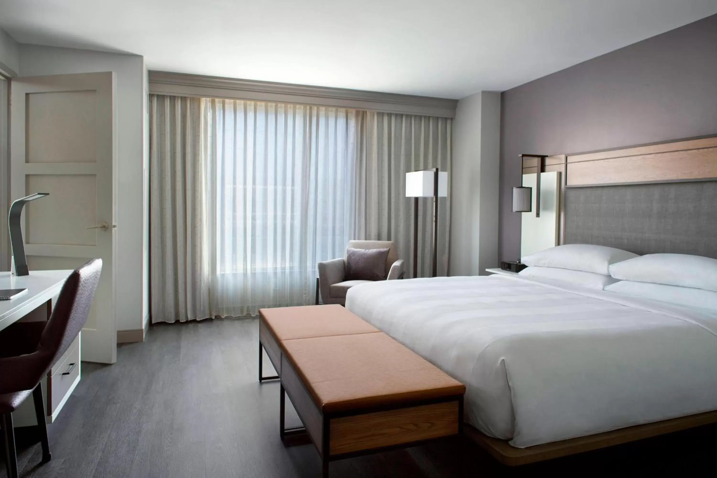 Bedroom, Bed in Marriott Raleigh City Center